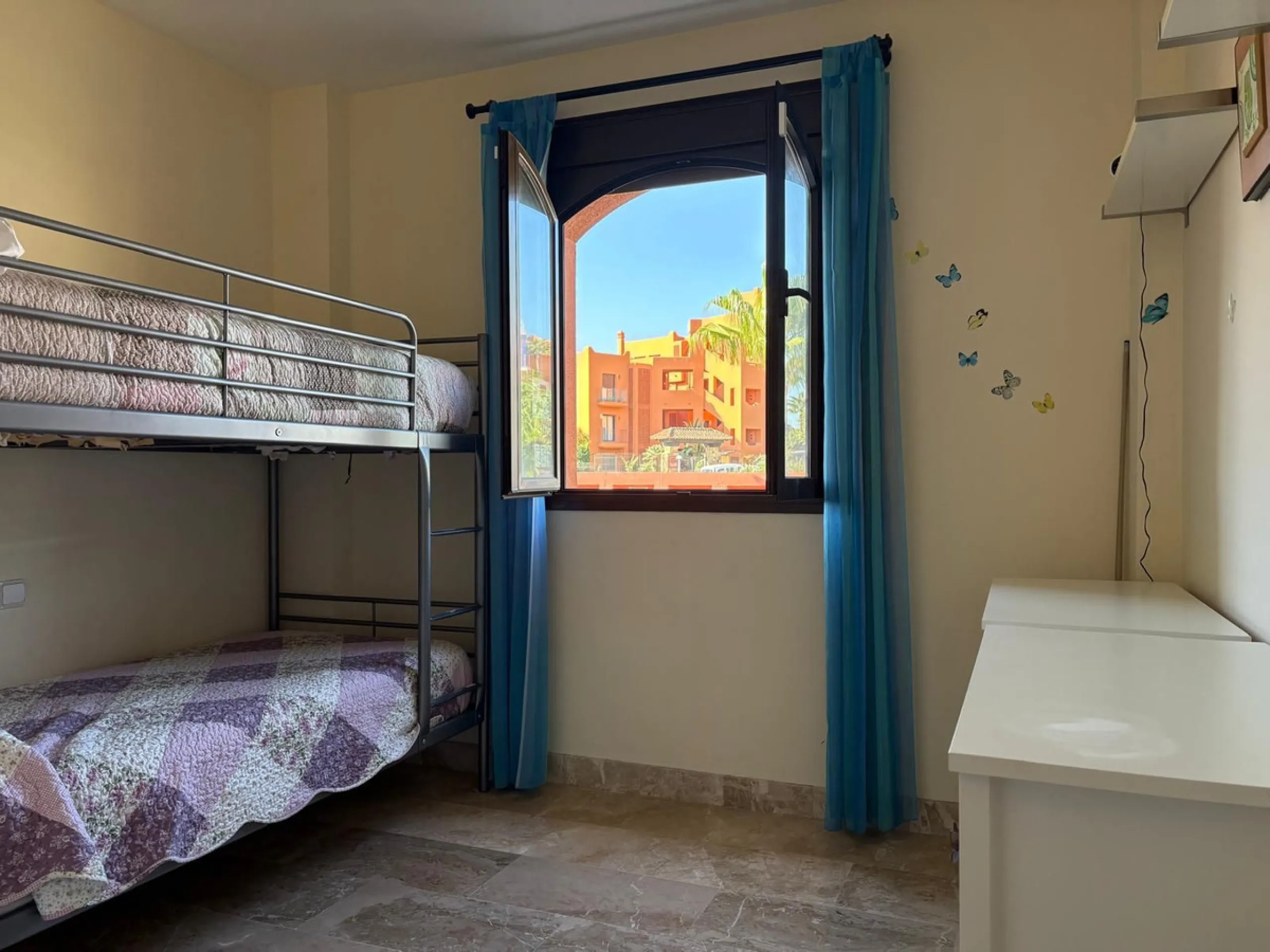 Apartment - Middle Floor Apartment в продаже в Estepona, Málaga. В доме 2 спален и 2 ванных комнат. Площадь дома 92 м²