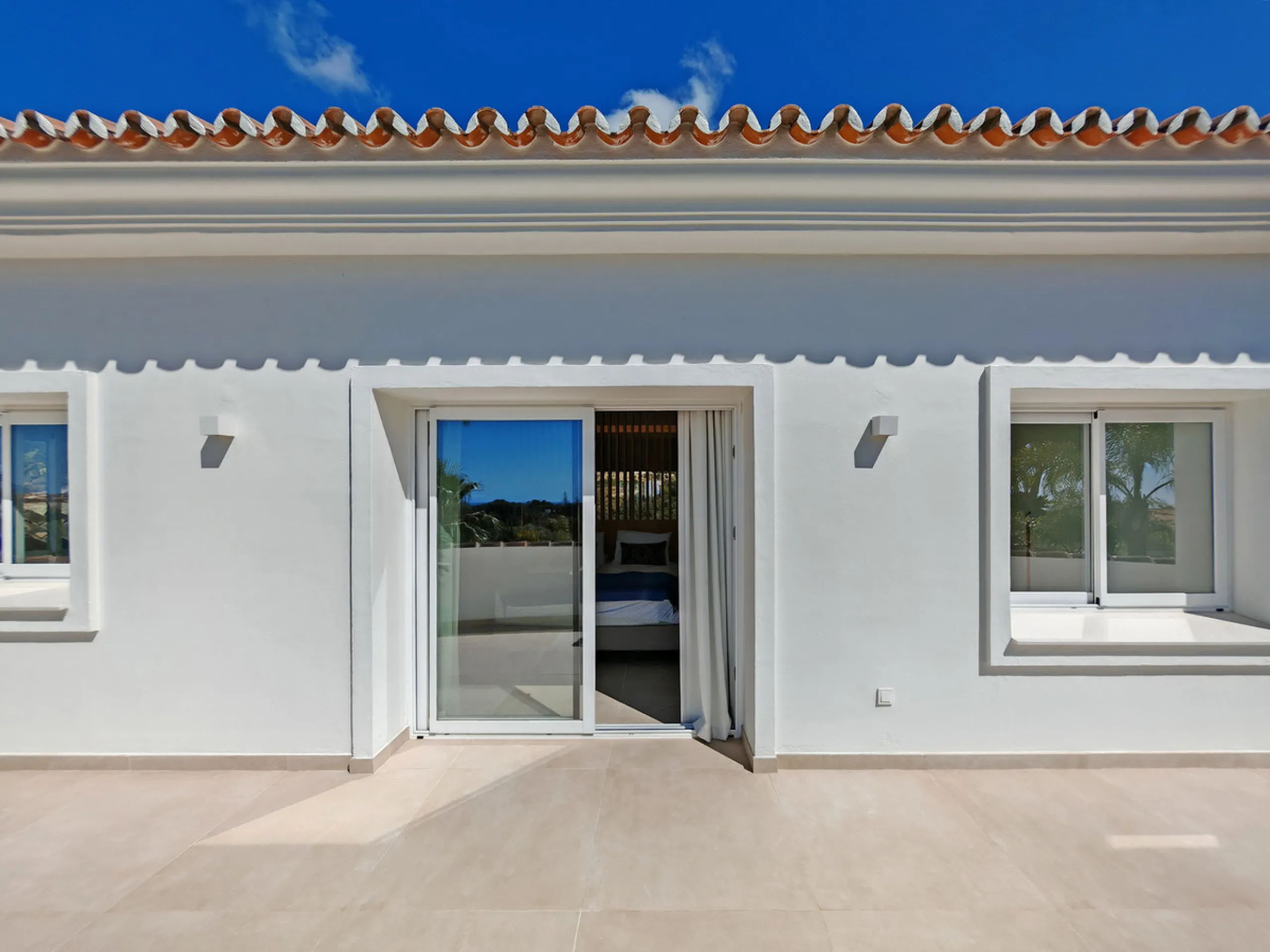 Villa for sale in Elviria, Marbella with 4 bedrooms, 4 bathrooms, 4 en suite bathrooms, 1 toilet and with orientation south, with private swimming pool, private garage and private garden. Regarding property dimensions, it has 327 m² built and 1,519 m² plo