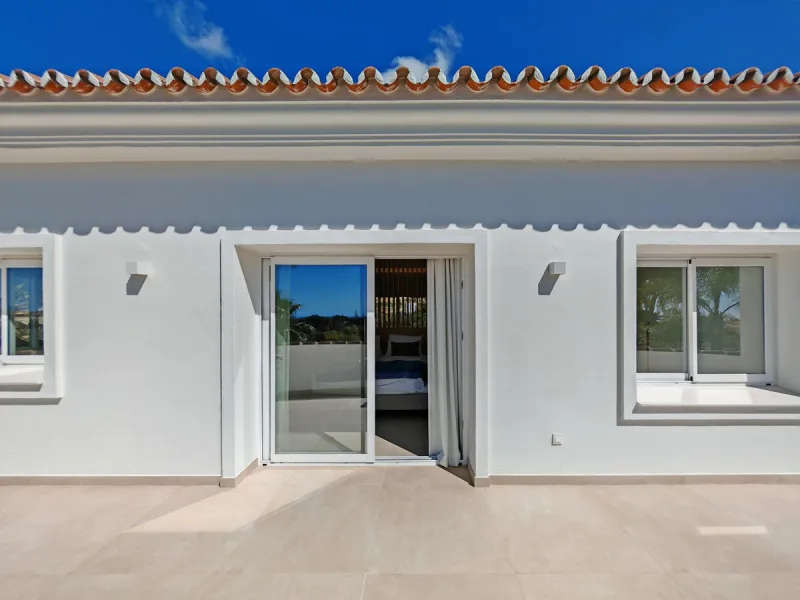 Villa for sale in Elviria, Marbella with 4 bedrooms, 4 bathrooms, 4 en suite bathrooms, 1 toilet and with orientation south, with private swimming pool, private garage and private garden. Regarding property dimensions, it has 327 m² built and 1,519 m² plo