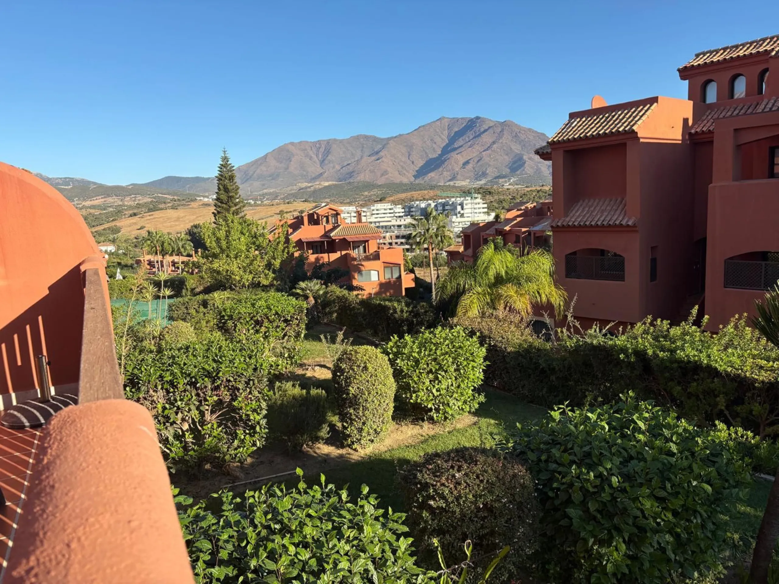 Apartment - Middle Floor Apartment в продаже в Estepona, Málaga. В доме 2 спален и 2 ванных комнат. Площадь дома 92 м²