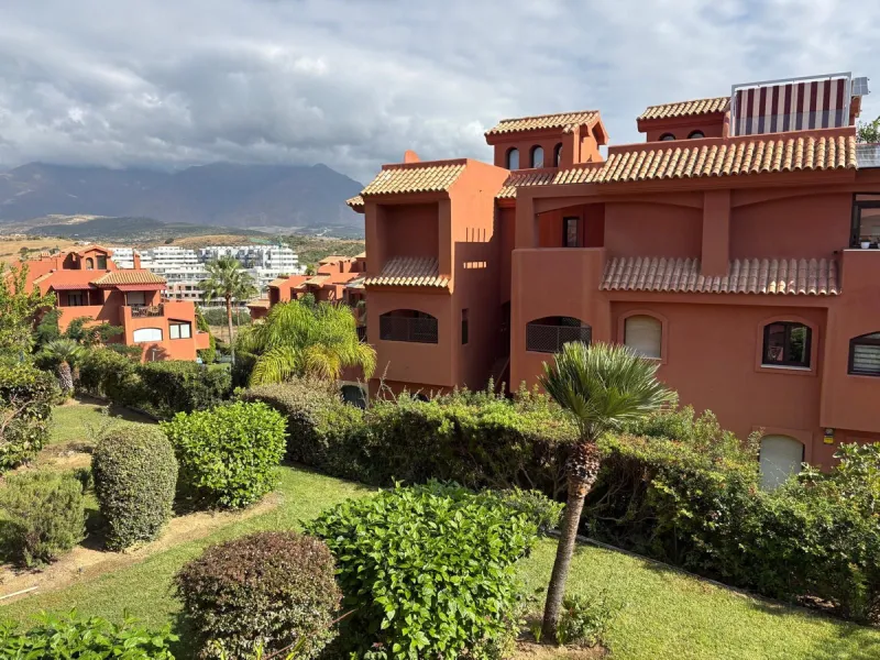 Apartment - Middle Floor Apartment в продаже в Estepona, Málaga. В доме 2 спален и 2 ванных комнат. Площадь дома 92 м²