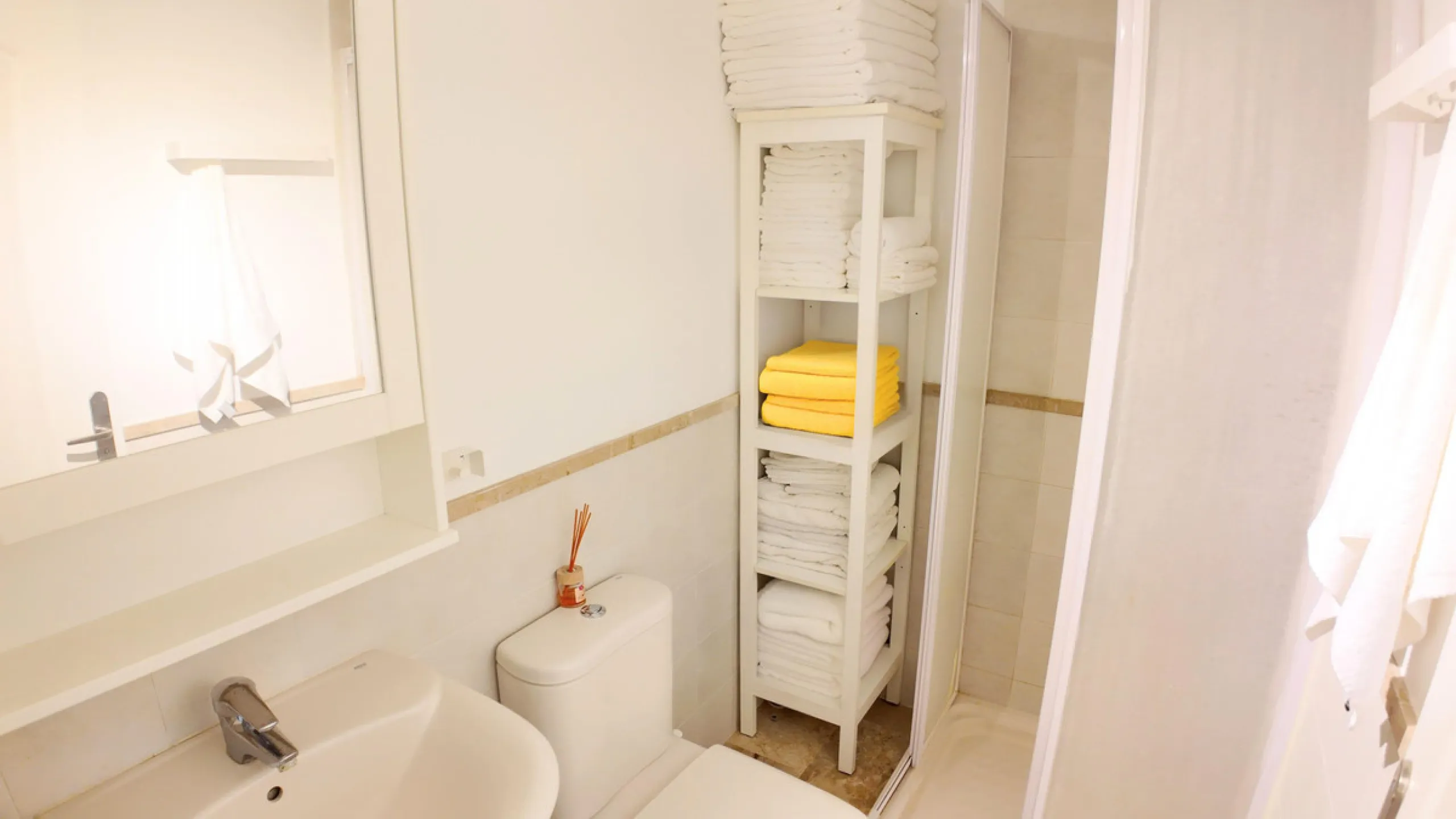 Apartment - Middle Floor Apartment в продаже в Estepona, Málaga. В доме 2 спален и 2 ванных комнат. Площадь дома 92 м²