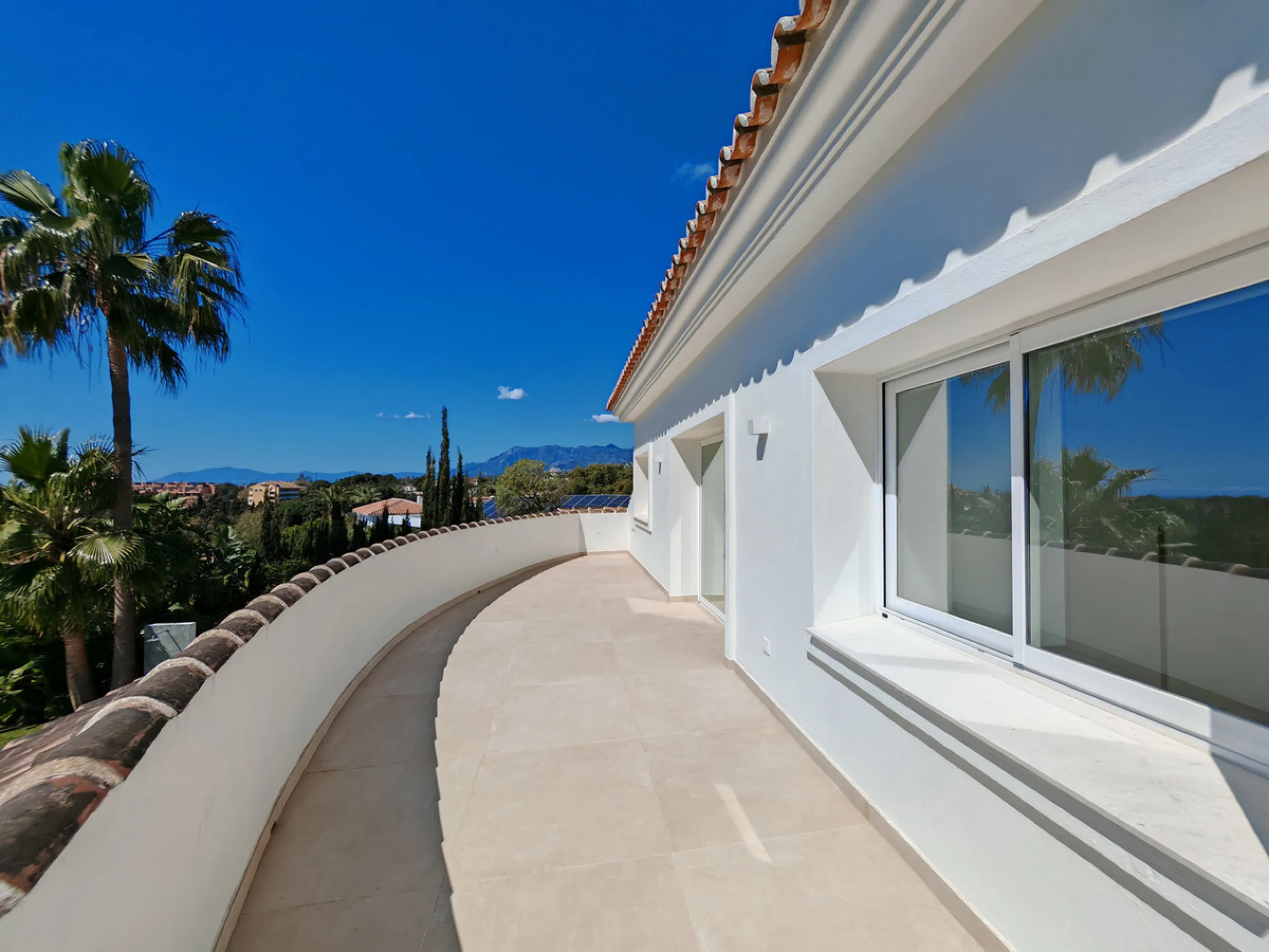 Villa for sale in Elviria, Marbella with 4 bedrooms, 4 bathrooms, 4 en suite bathrooms, 1 toilet and with orientation south, with private swimming pool, private garage and private garden. Regarding property dimensions, it has 327 m² built and 1,519 m² plo