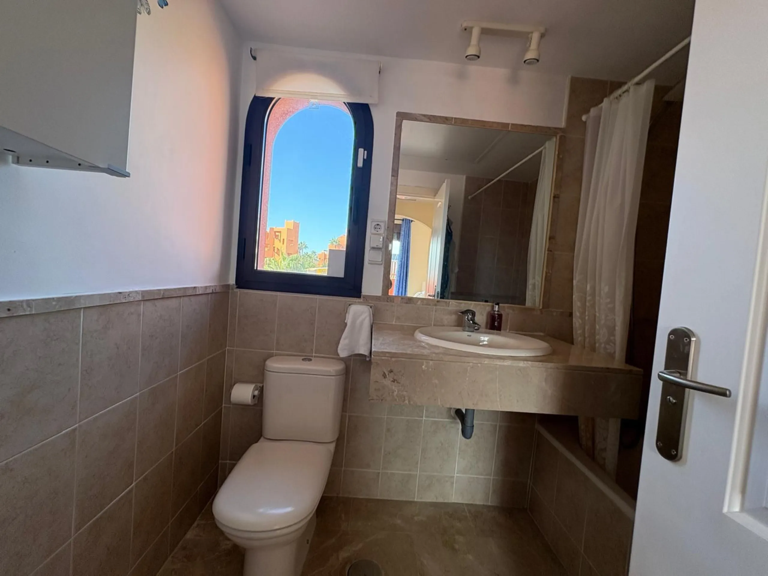Apartment - Middle Floor Apartment в продаже в Estepona, Málaga. В доме 2 спален и 2 ванных комнат. Площадь дома 92 м²