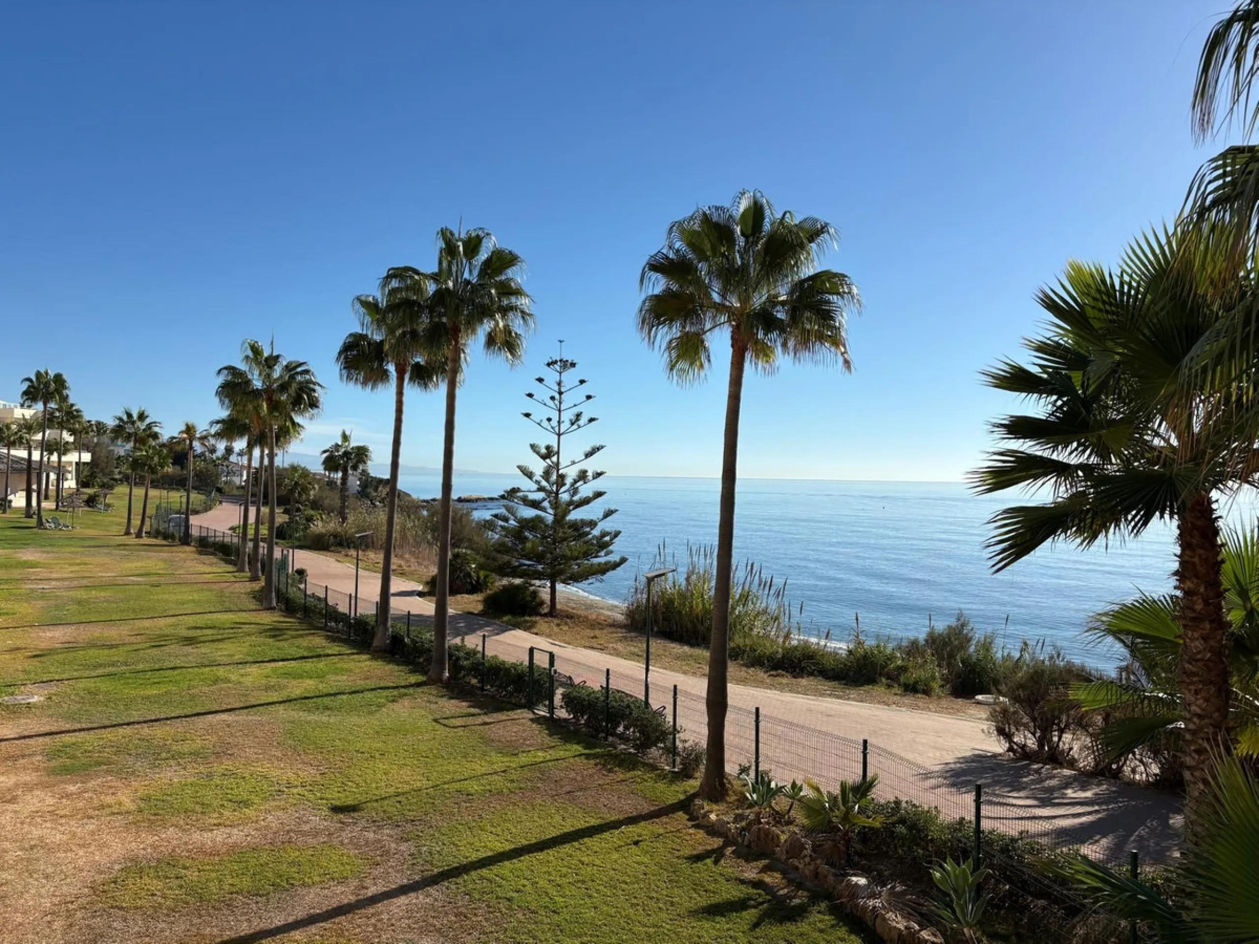 Apartment - Middle Floor Apartment в продаже в Estepona, Málaga. В доме 2 спален и 2 ванных комнат. Площадь дома 92 м²