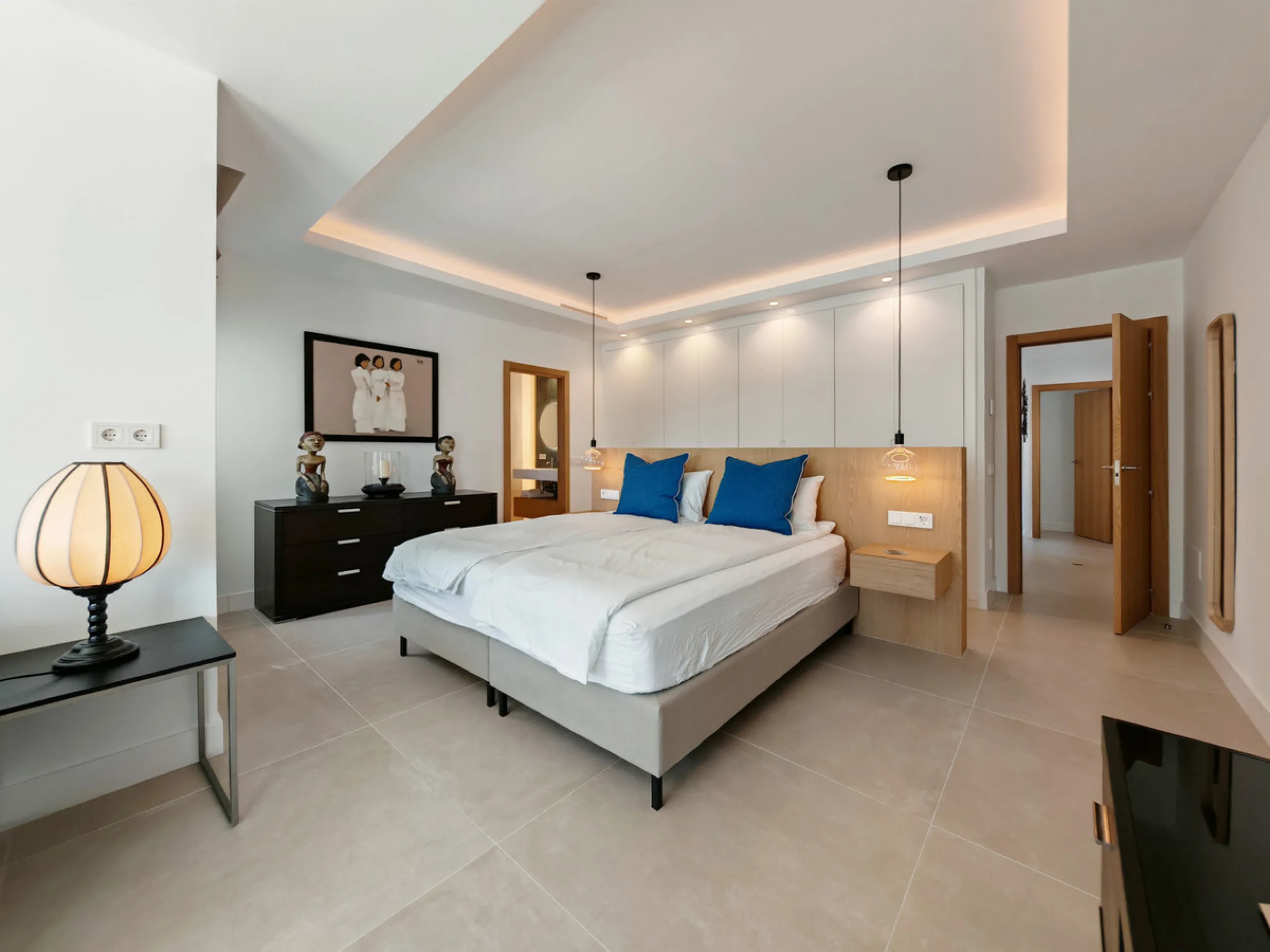 Villa for sale in Elviria, Marbella with 4 bedrooms, 4 bathrooms, 4 en suite bathrooms, 1 toilet and with orientation south, with private swimming pool, private garage and private garden. Regarding property dimensions, it has 327 m² built and 1,519 m² plo