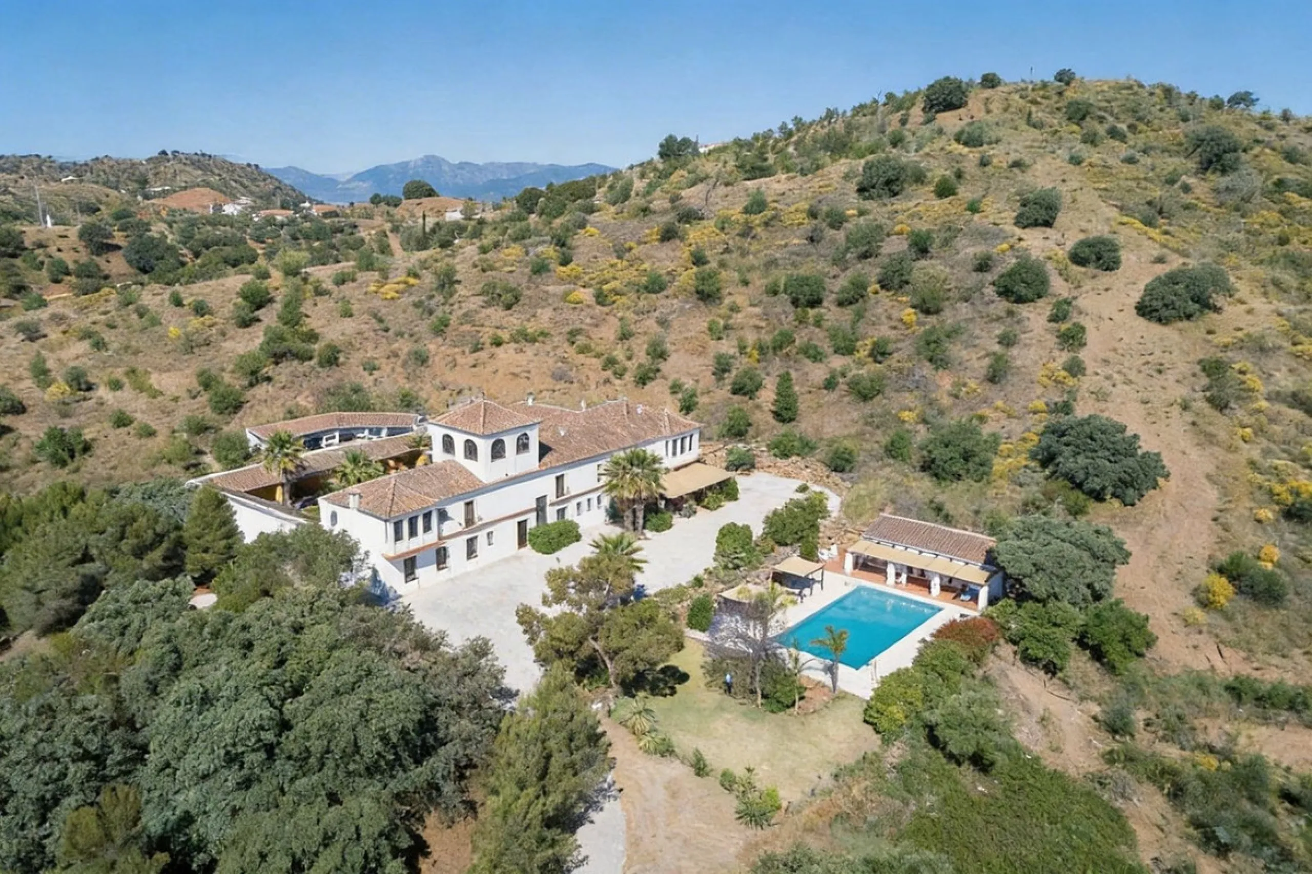 House - Finca - Cortijo в продаже в Almogía, Málaga. В доме 13 спален и 12 ванных комнат. Площадь дома 1602 м². Площадь участка 52958 м²