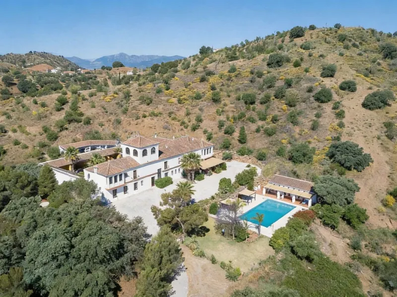 House - Finca - Cortijo в продаже в Almogía, Málaga. В доме 13 спален и 12 ванных комнат. Площадь дома 1602 м². Площадь участка 52958 м²