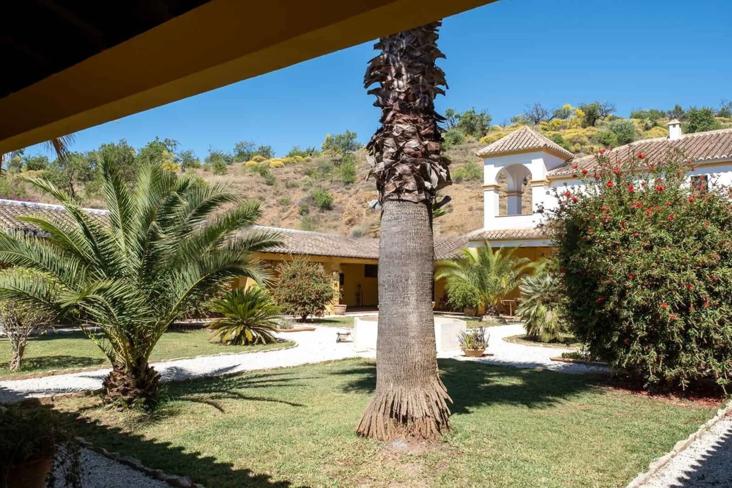 House - Finca - Cortijo в продаже в Almogía, Málaga. В доме 13 спален и 12 ванных комнат. Площадь дома 1602 м². Площадь участка 52958 м²