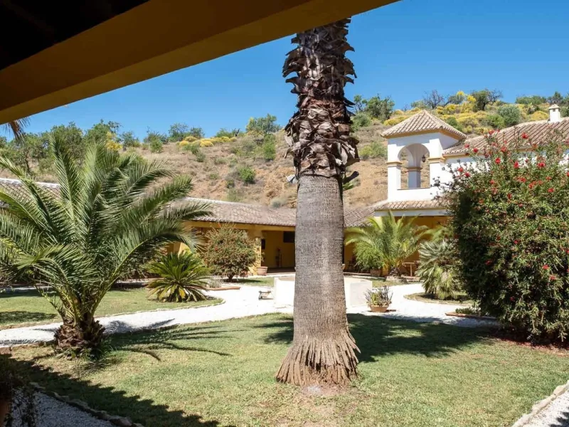House - Finca - Cortijo в продаже в Almogía, Málaga. В доме 13 спален и 12 ванных комнат. Площадь дома 1602 м². Площадь участка 52958 м²
