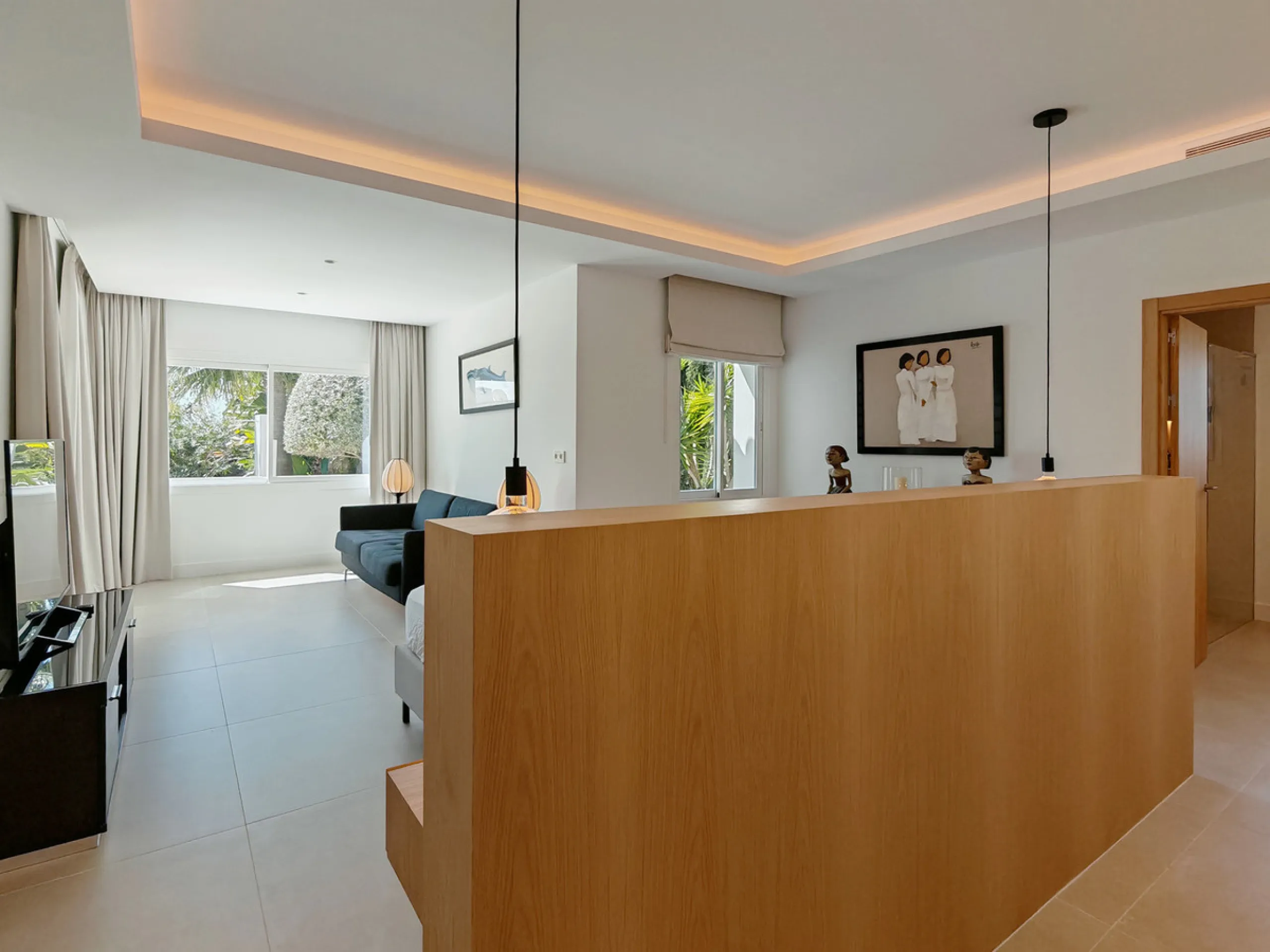 Villa for sale in Elviria, Marbella with 4 bedrooms, 4 bathrooms, 4 en suite bathrooms, 1 toilet and with orientation south, with private swimming pool, private garage and private garden. Regarding property dimensions, it has 327 m² built and 1,519 m² plo