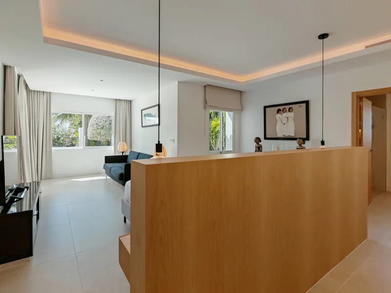 Villa for sale in Elviria, Marbella with 4 bedrooms, 4 bathrooms, 4 en suite bathrooms, 1 toilet and with orientation south, with private swimming pool, private garage and private garden. Regarding property dimensions, it has 327 m² built and 1,519 m² plo