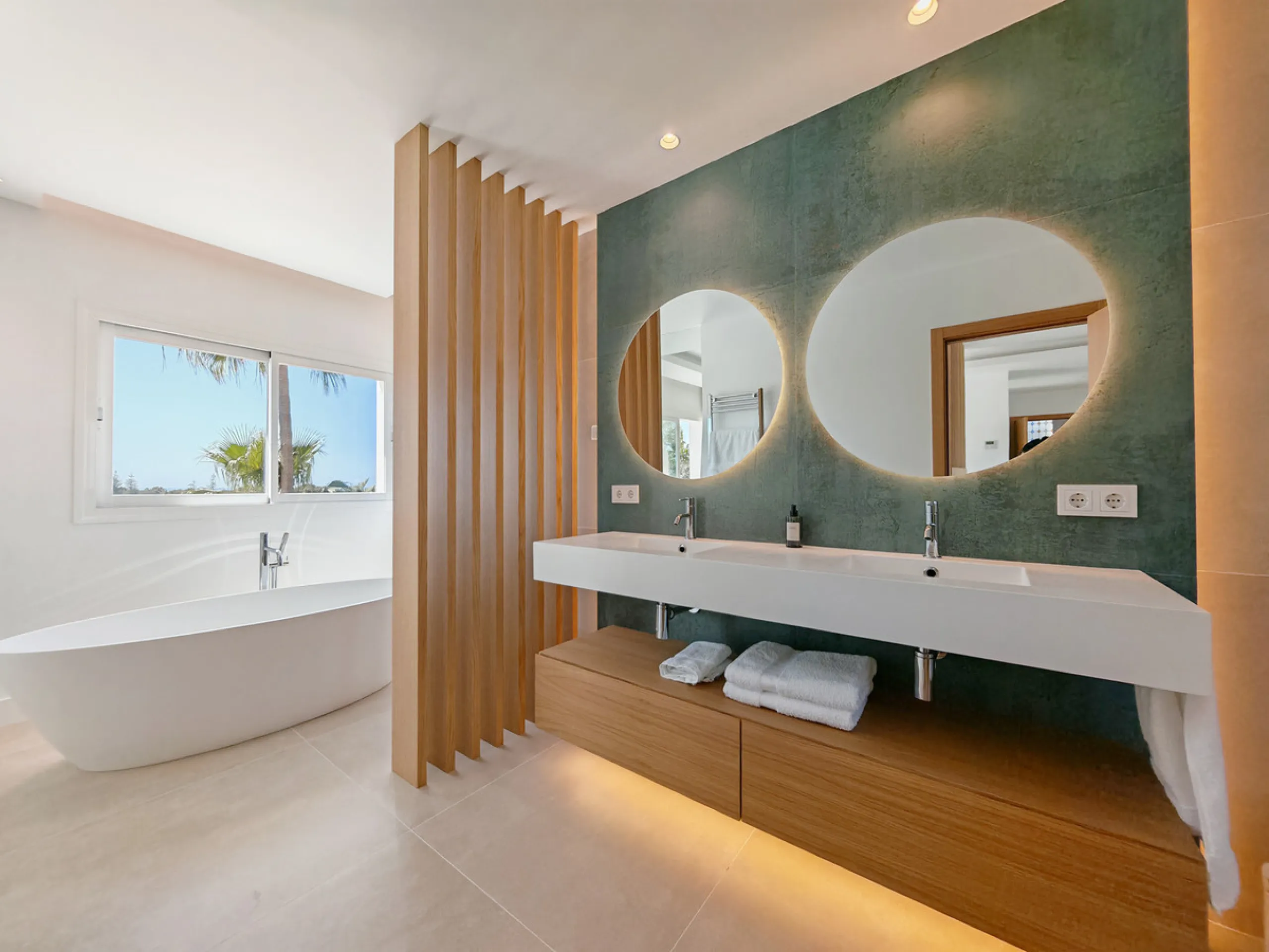 Villa for sale in Elviria, Marbella with 4 bedrooms, 4 bathrooms, 4 en suite bathrooms, 1 toilet and with orientation south, with private swimming pool, private garage and private garden. Regarding property dimensions, it has 327 m² built and 1,519 m² plo