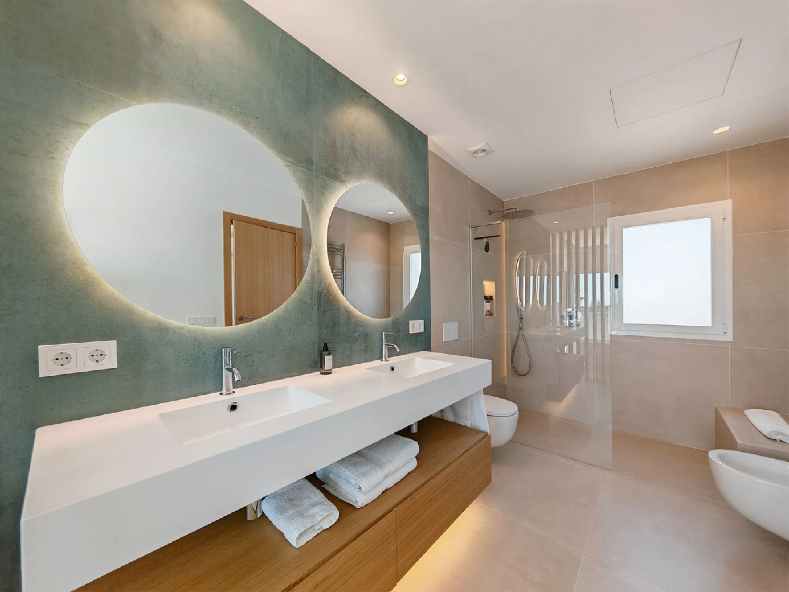 Villa for sale in Elviria, Marbella with 4 bedrooms, 4 bathrooms, 4 en suite bathrooms, 1 toilet and with orientation south, with private swimming pool, private garage and private garden. Regarding property dimensions, it has 327 m² built and 1,519 m² plo