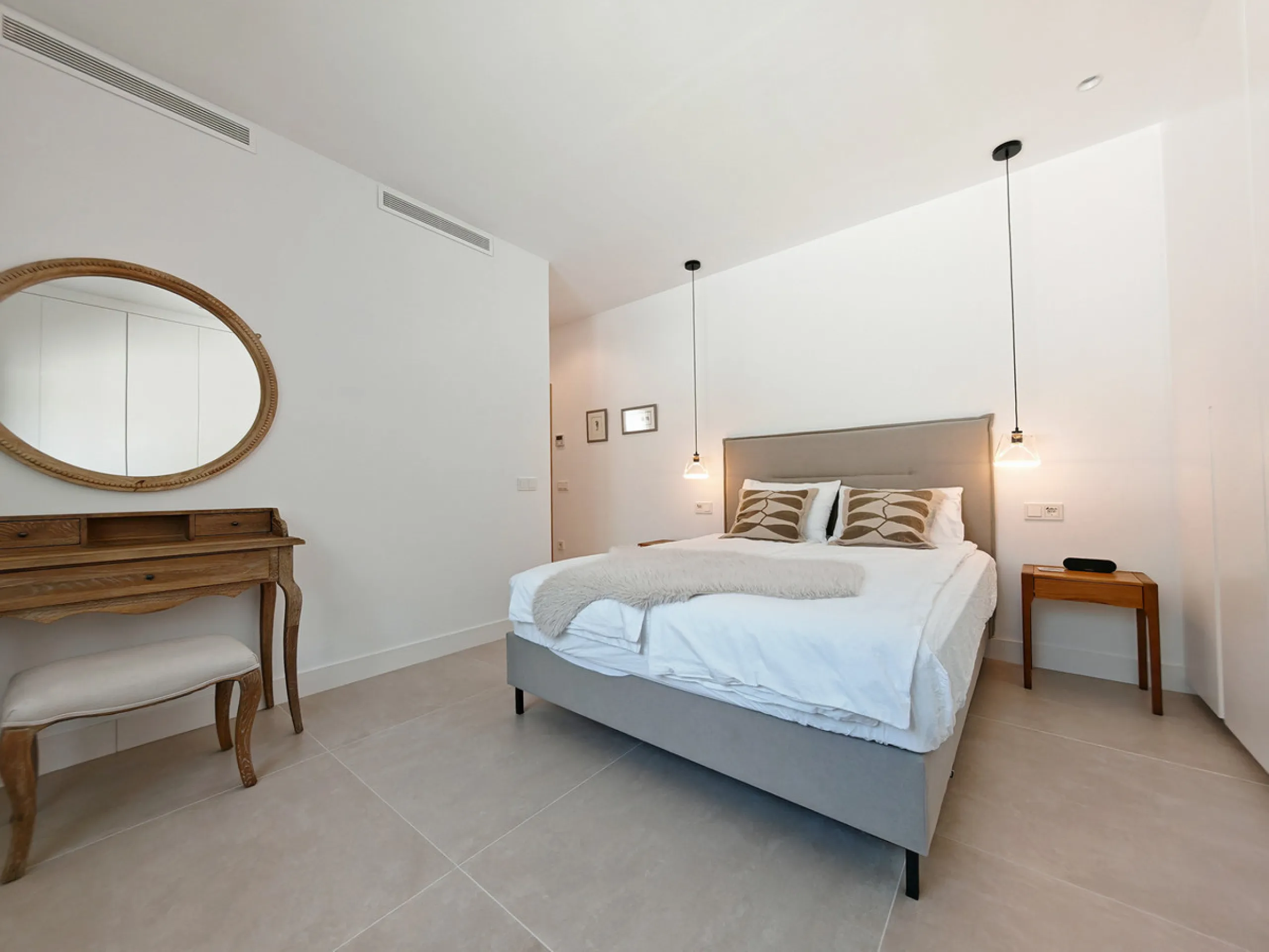 Villa for sale in Elviria, Marbella with 4 bedrooms, 4 bathrooms, 4 en suite bathrooms, 1 toilet and with orientation south, with private swimming pool, private garage and private garden. Regarding property dimensions, it has 327 m² built and 1,519 m² plo