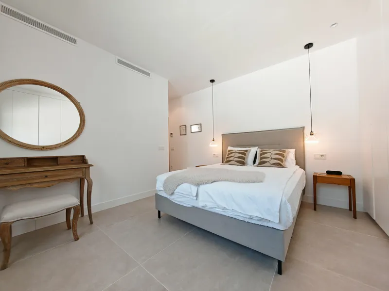 Villa for sale in Elviria, Marbella with 4 bedrooms, 4 bathrooms, 4 en suite bathrooms, 1 toilet and with orientation south, with private swimming pool, private garage and private garden. Regarding property dimensions, it has 327 m² built and 1,519 m² plo