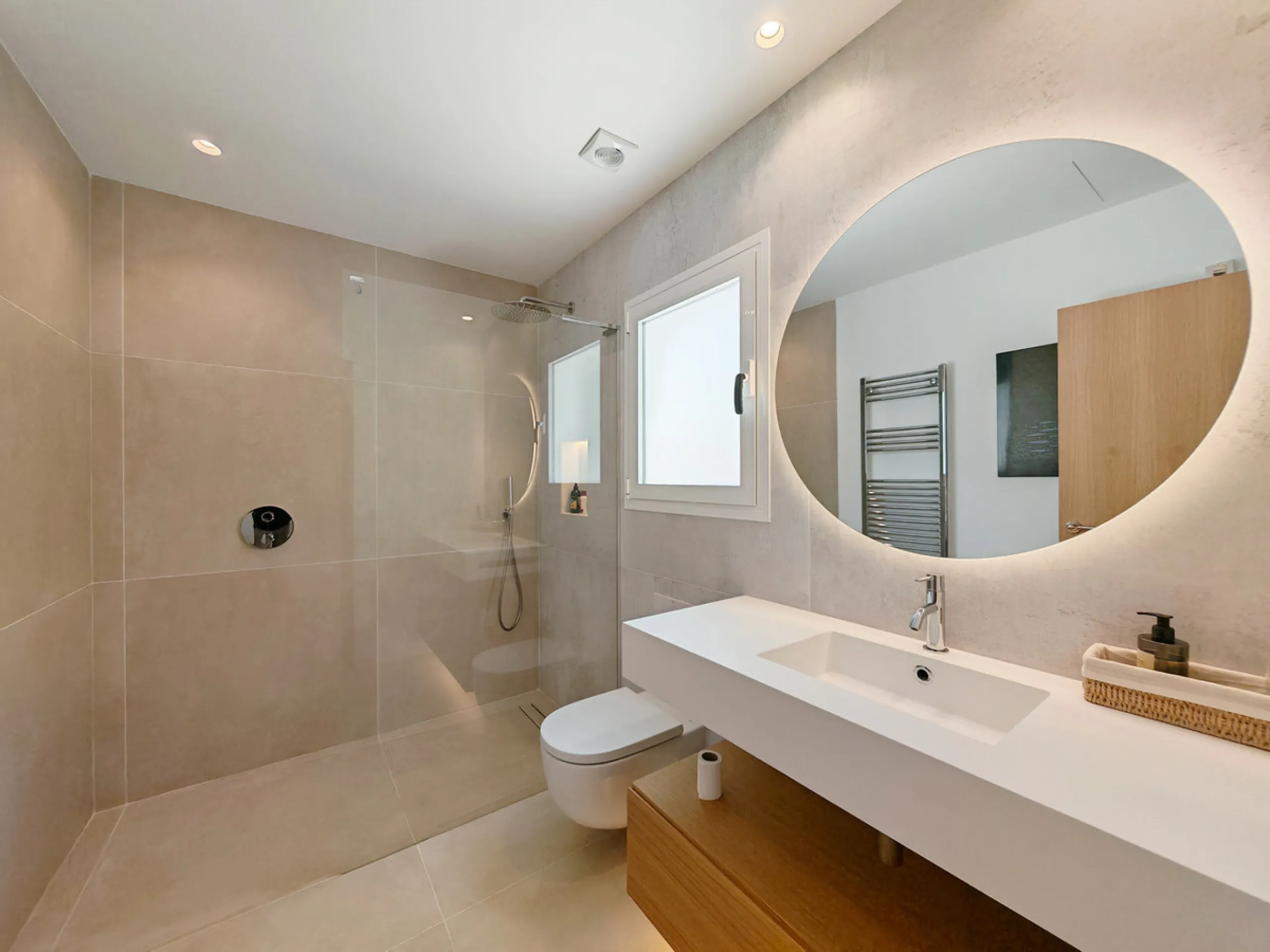 Villa for sale in Elviria, Marbella with 4 bedrooms, 4 bathrooms, 4 en suite bathrooms, 1 toilet and with orientation south, with private swimming pool, private garage and private garden. Regarding property dimensions, it has 327 m² built and 1,519 m² plo