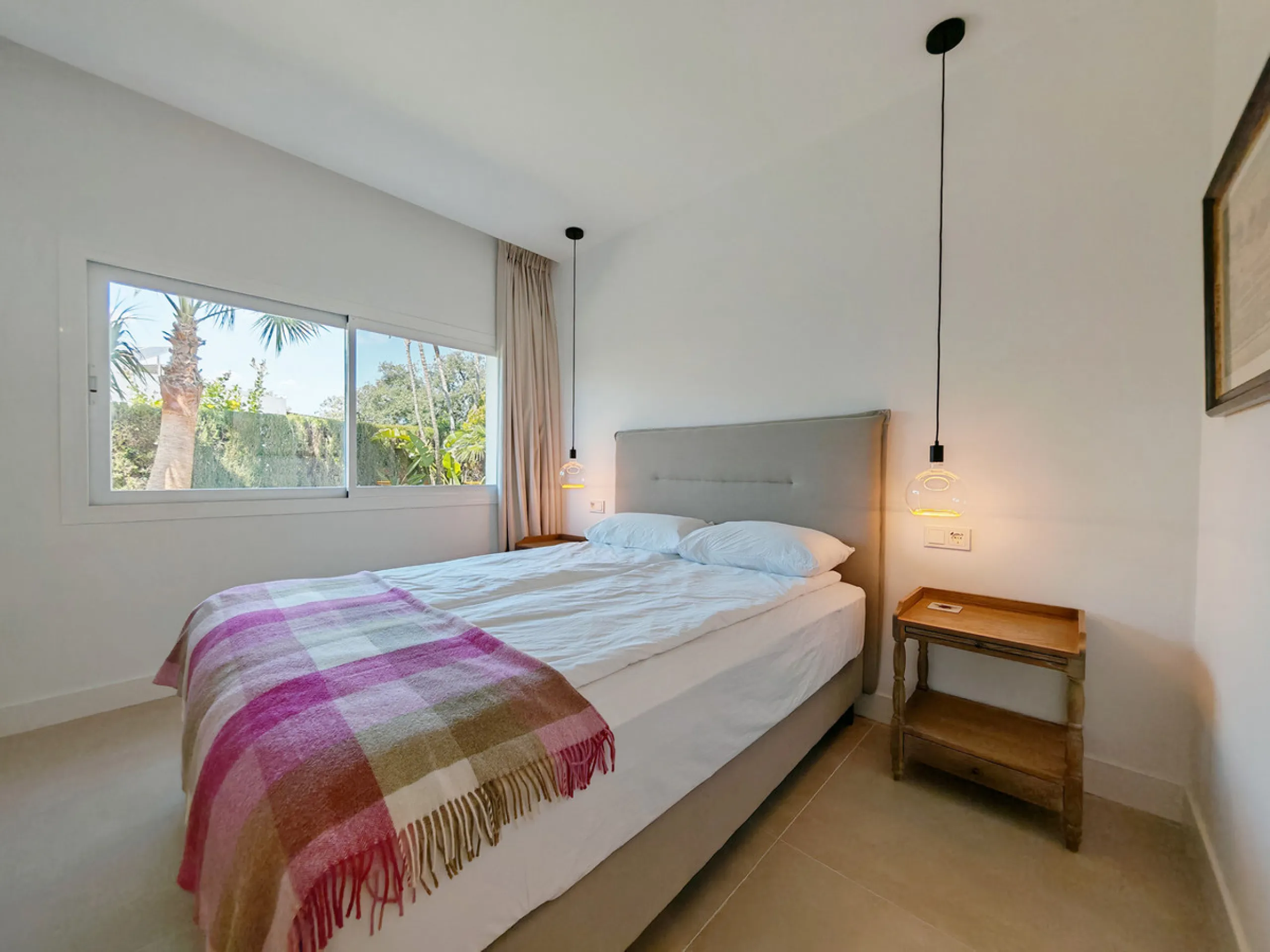 Villa for sale in Elviria, Marbella with 4 bedrooms, 4 bathrooms, 4 en suite bathrooms, 1 toilet and with orientation south, with private swimming pool, private garage and private garden. Regarding property dimensions, it has 327 m² built and 1,519 m² plo