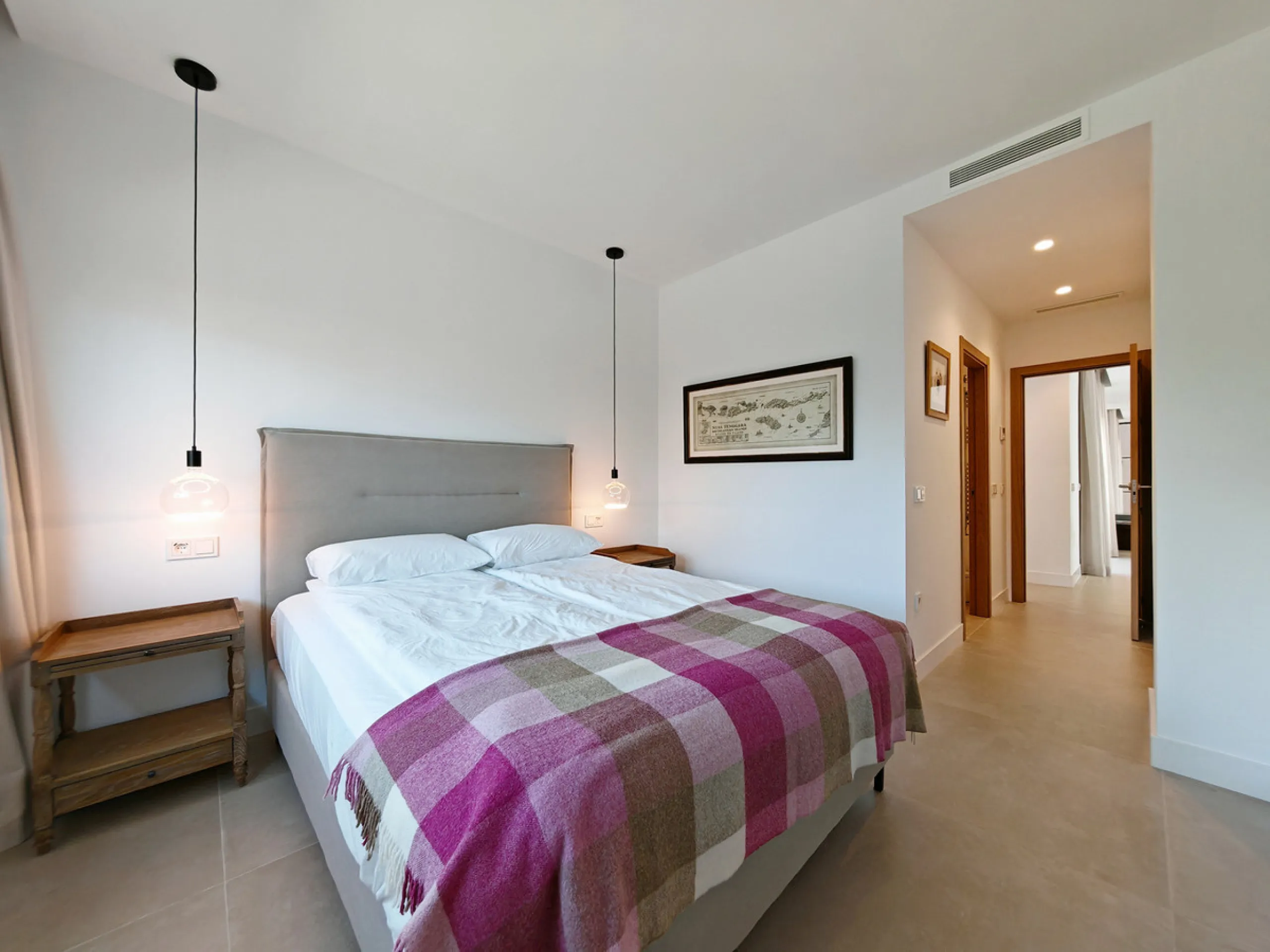 Villa for sale in Elviria, Marbella with 4 bedrooms, 4 bathrooms, 4 en suite bathrooms, 1 toilet and with orientation south, with private swimming pool, private garage and private garden. Regarding property dimensions, it has 327 m² built and 1,519 m² plo