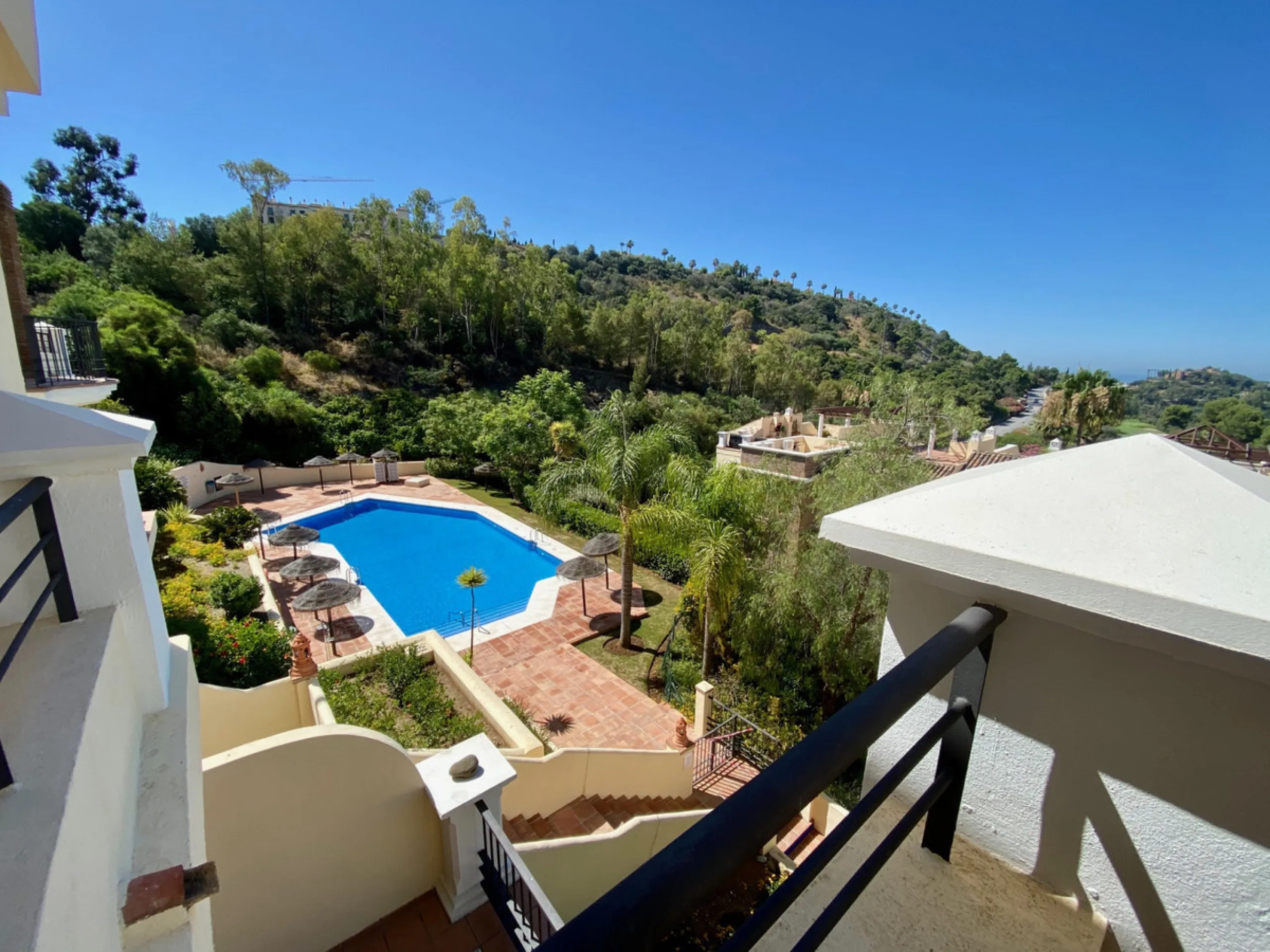 This southfacing 2 bedroom apartment is situated in the prestigous Los Arqueros Golf and Country Club complex. The apartment consists of 2 bedroom, 2 bathrooms, dining- living area, kitchen and a good size south facing terrace with views to the golf and s