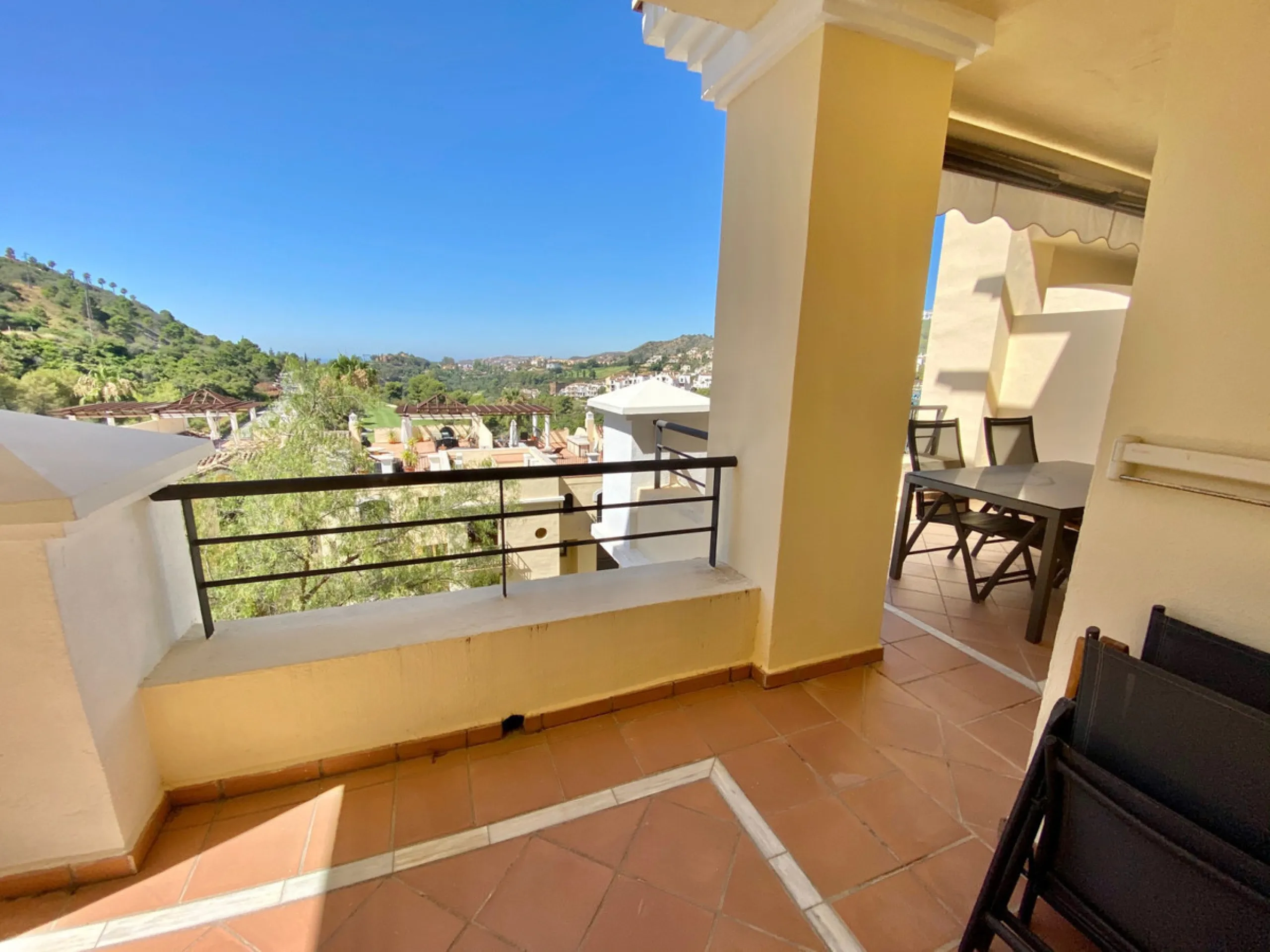 This southfacing 2 bedroom apartment is situated in the prestigous Los Arqueros Golf and Country Club complex. The apartment consists of 2 bedroom, 2 bathrooms, dining- living area, kitchen and a good size south facing terrace with views to the golf and s
