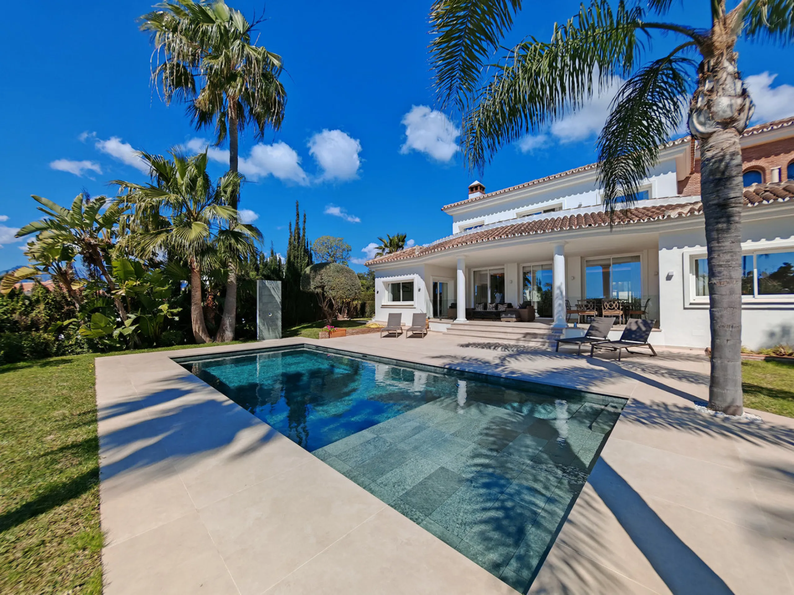 Villa for sale in Elviria, Marbella with 4 bedrooms, 4 bathrooms, 4 en suite bathrooms, 1 toilet and with orientation south, with private swimming pool, private garage and private garden. Regarding property dimensions, it has 327 m² built and 1,519 m² plo