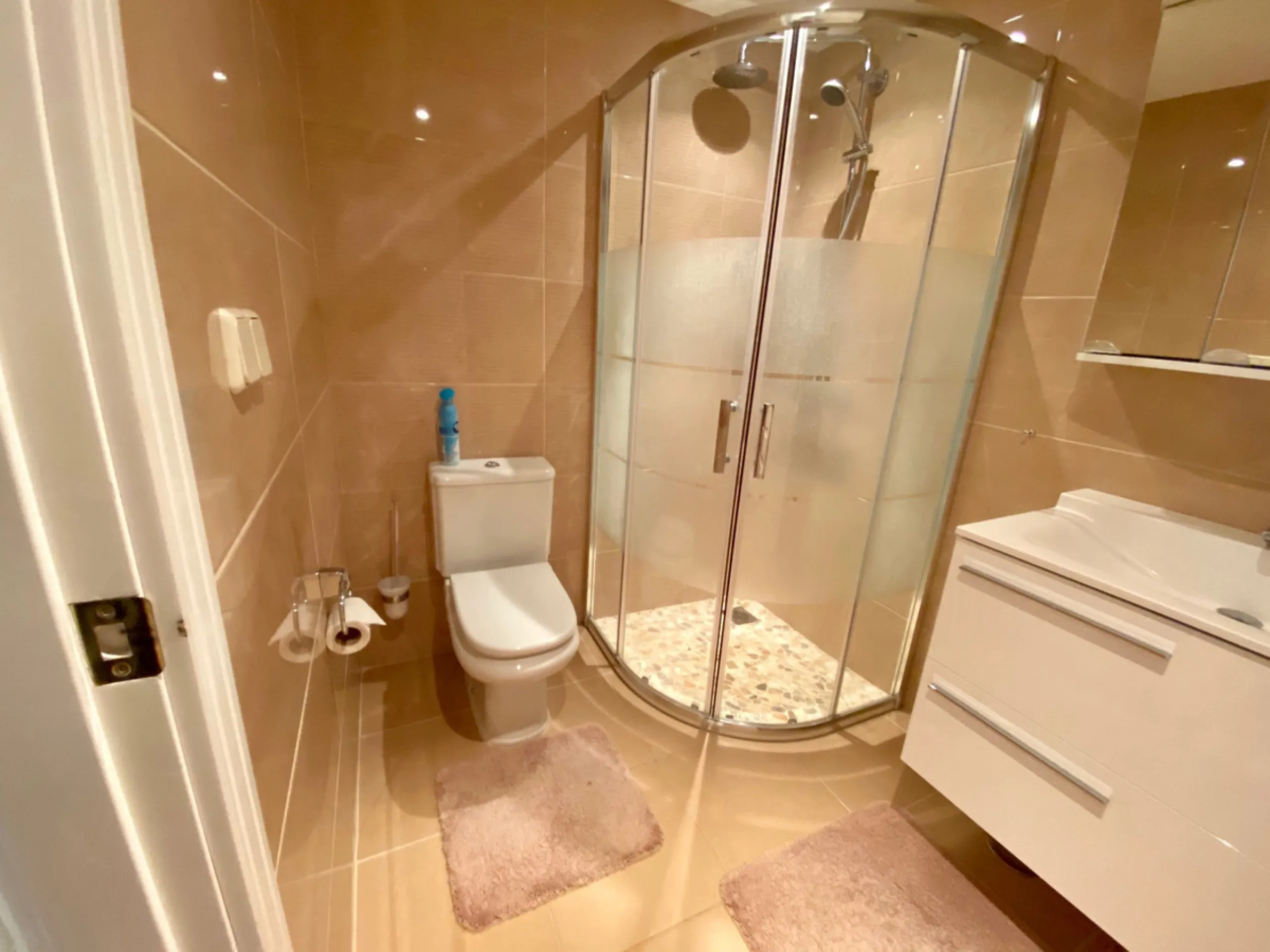 This southfacing 2 bedroom apartment is situated in the prestigous Los Arqueros Golf and Country Club complex. The apartment consists of 2 bedroom, 2 bathrooms, dining- living area, kitchen and a good size south facing terrace with views to the golf and s