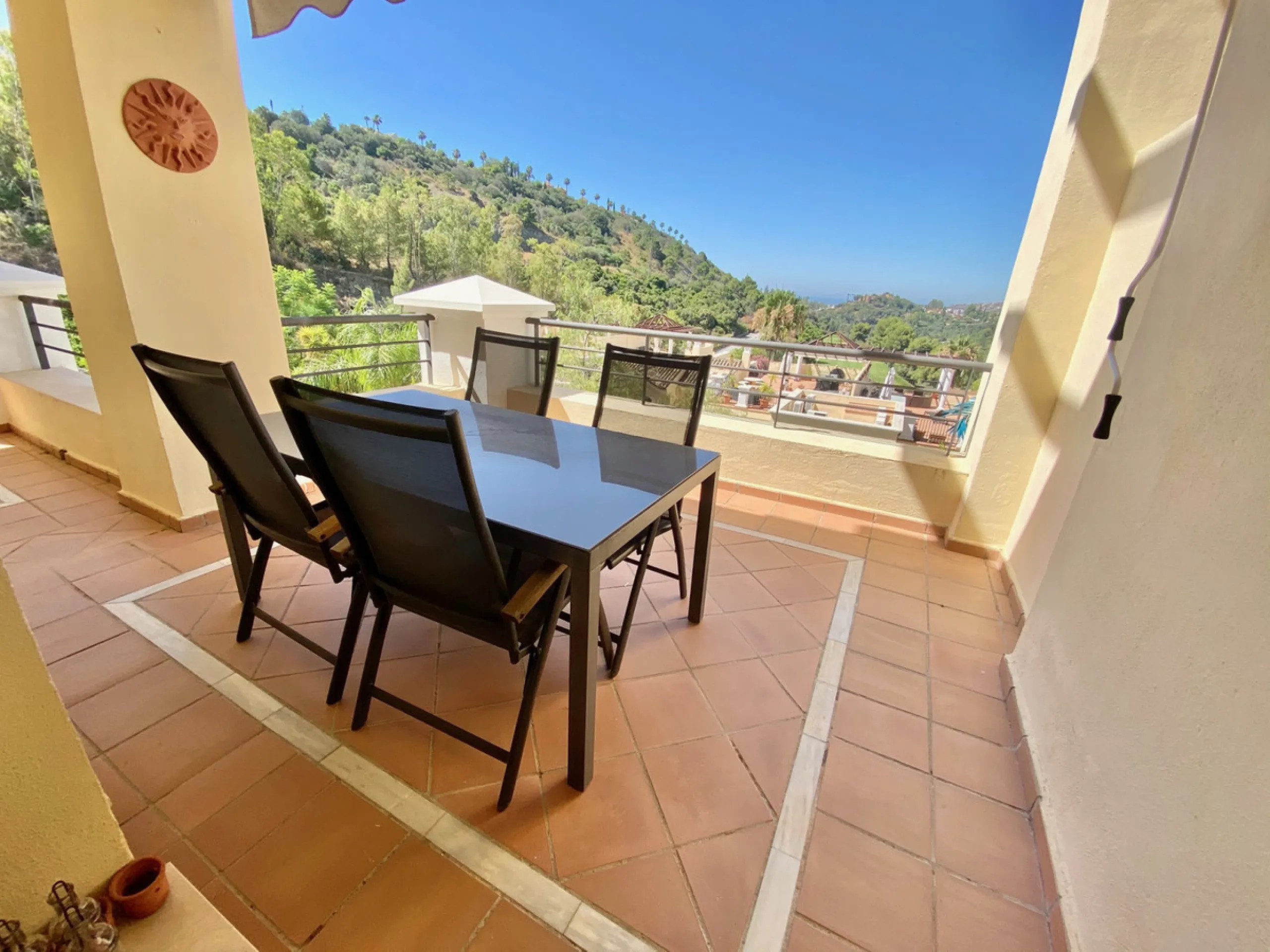 This southfacing 2 bedroom apartment is situated in the prestigous Los Arqueros Golf and Country Club complex. The apartment consists of 2 bedroom, 2 bathrooms, dining- living area, kitchen and a good size south facing terrace with views to the golf and s