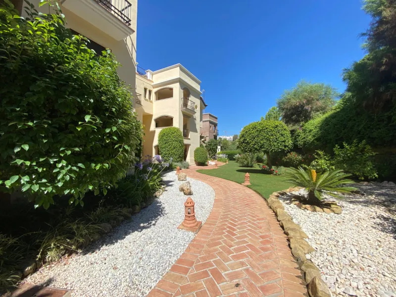 This southfacing 2 bedroom apartment is situated in the prestigous Los Arqueros Golf and Country Club complex. The apartment consists of 2 bedroom, 2 bathrooms, dining- living area, kitchen and a good size south facing terrace with views to the golf and s
