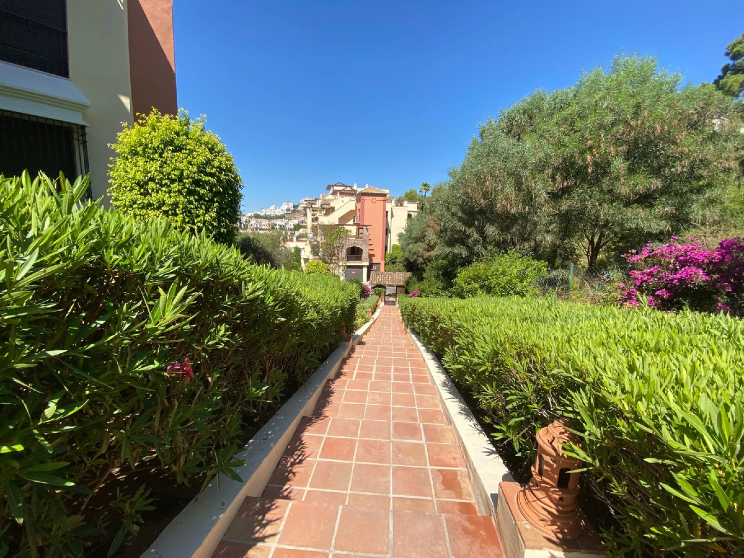 This southfacing 2 bedroom apartment is situated in the prestigous Los Arqueros Golf and Country Club complex. The apartment consists of 2 bedroom, 2 bathrooms, dining- living area, kitchen and a good size south facing terrace with views to the golf and s