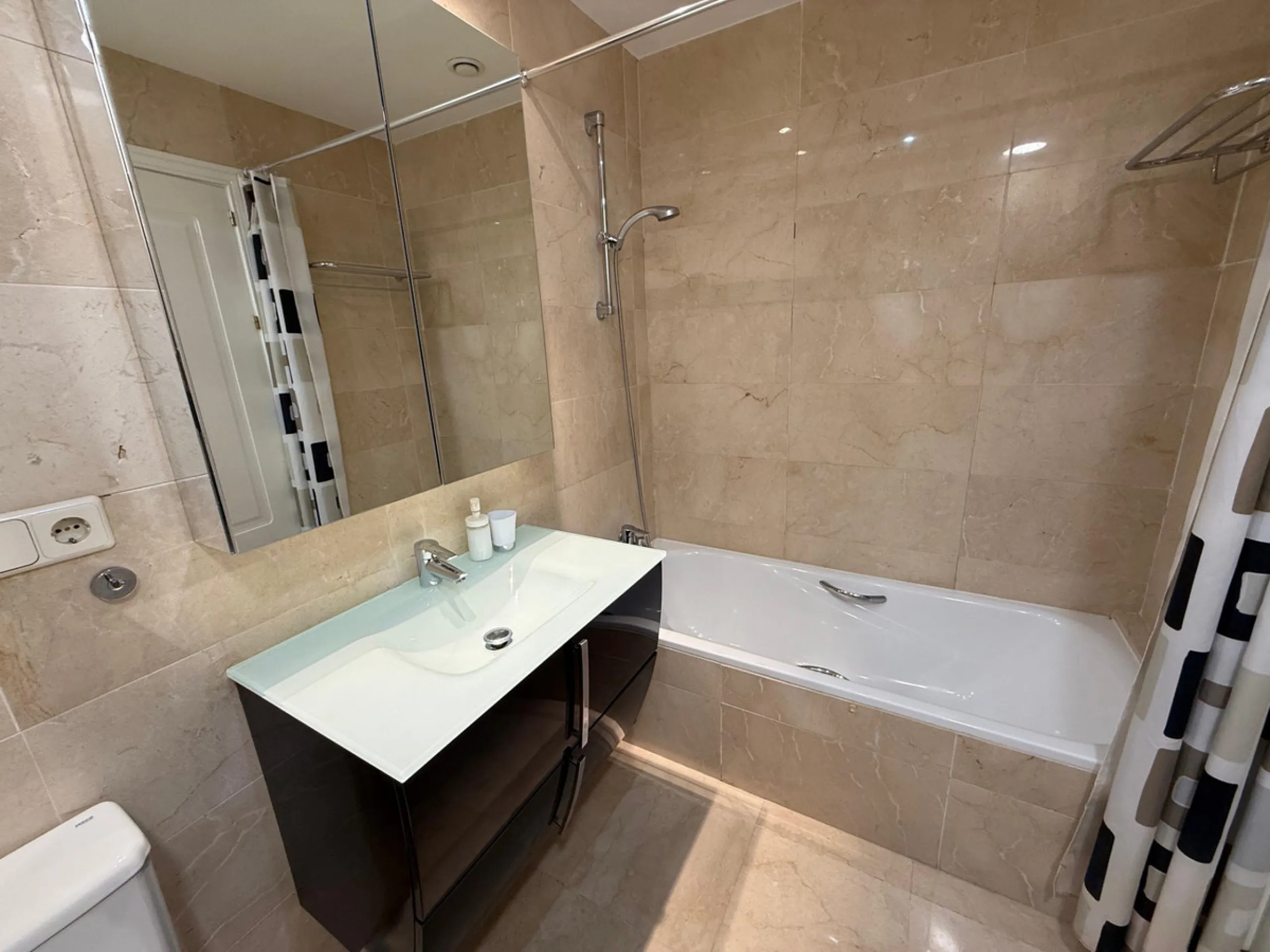 This southfacing 2 bedroom apartment is situated in the prestigous Los Arqueros Golf and Country Club complex. The apartment consists of 2 bedroom, 2 bathrooms, dining- living area, kitchen and a good size south facing terrace with views to the golf and s