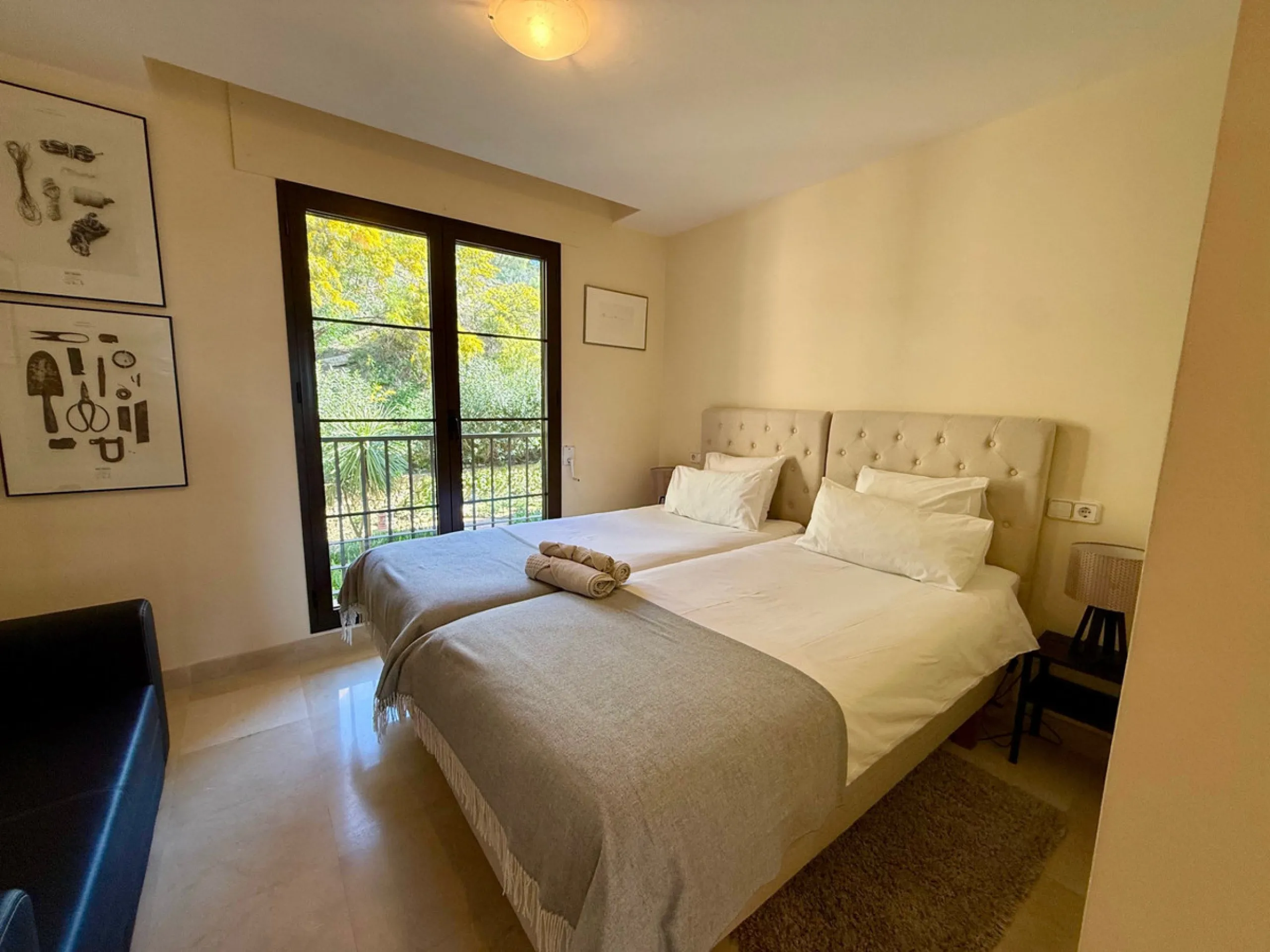 This southfacing 2 bedroom apartment is situated in the prestigous Los Arqueros Golf and Country Club complex. The apartment consists of 2 bedroom, 2 bathrooms, dining- living area, kitchen and a good size south facing terrace with views to the golf and s
