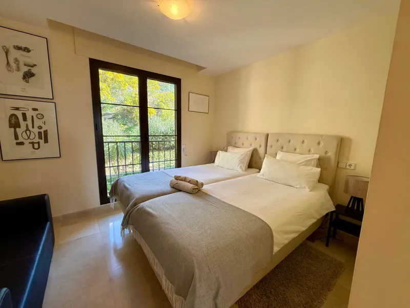 This southfacing 2 bedroom apartment is situated in the prestigous Los Arqueros Golf and Country Club complex. The apartment consists of 2 bedroom, 2 bathrooms, dining- living area, kitchen and a good size south facing terrace with views to the golf and s