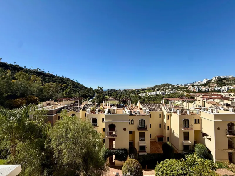 This southfacing 2 bedroom apartment is situated in the prestigous Los Arqueros Golf and Country Club complex. The apartment consists of 2 bedroom, 2 bathrooms, dining- living area, kitchen and a good size south facing terrace with views to the golf and s