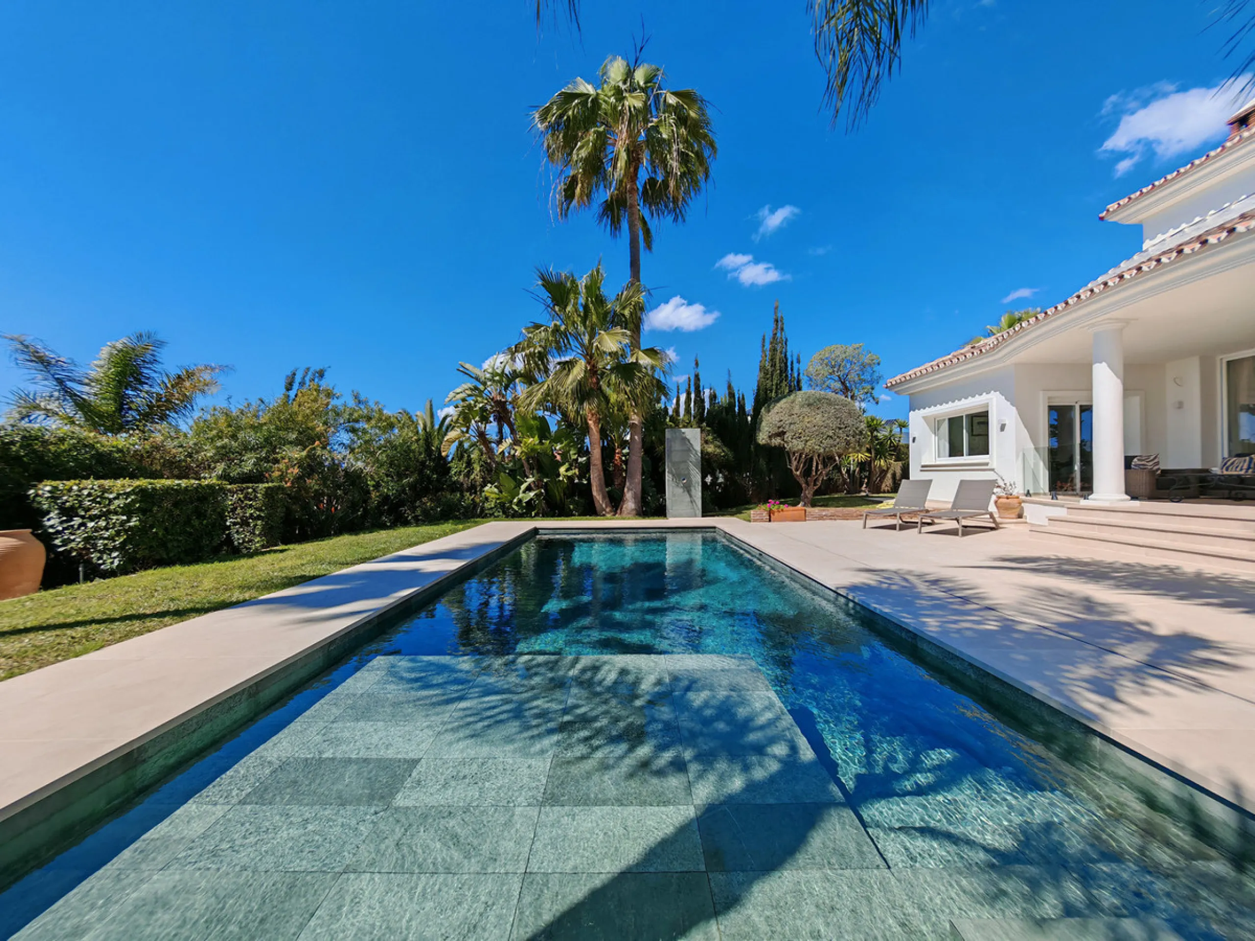 Villa for sale in Elviria, Marbella with 4 bedrooms, 4 bathrooms, 4 en suite bathrooms, 1 toilet and with orientation south, with private swimming pool, private garage and private garden. Regarding property dimensions, it has 327 m² built and 1,519 m² plo