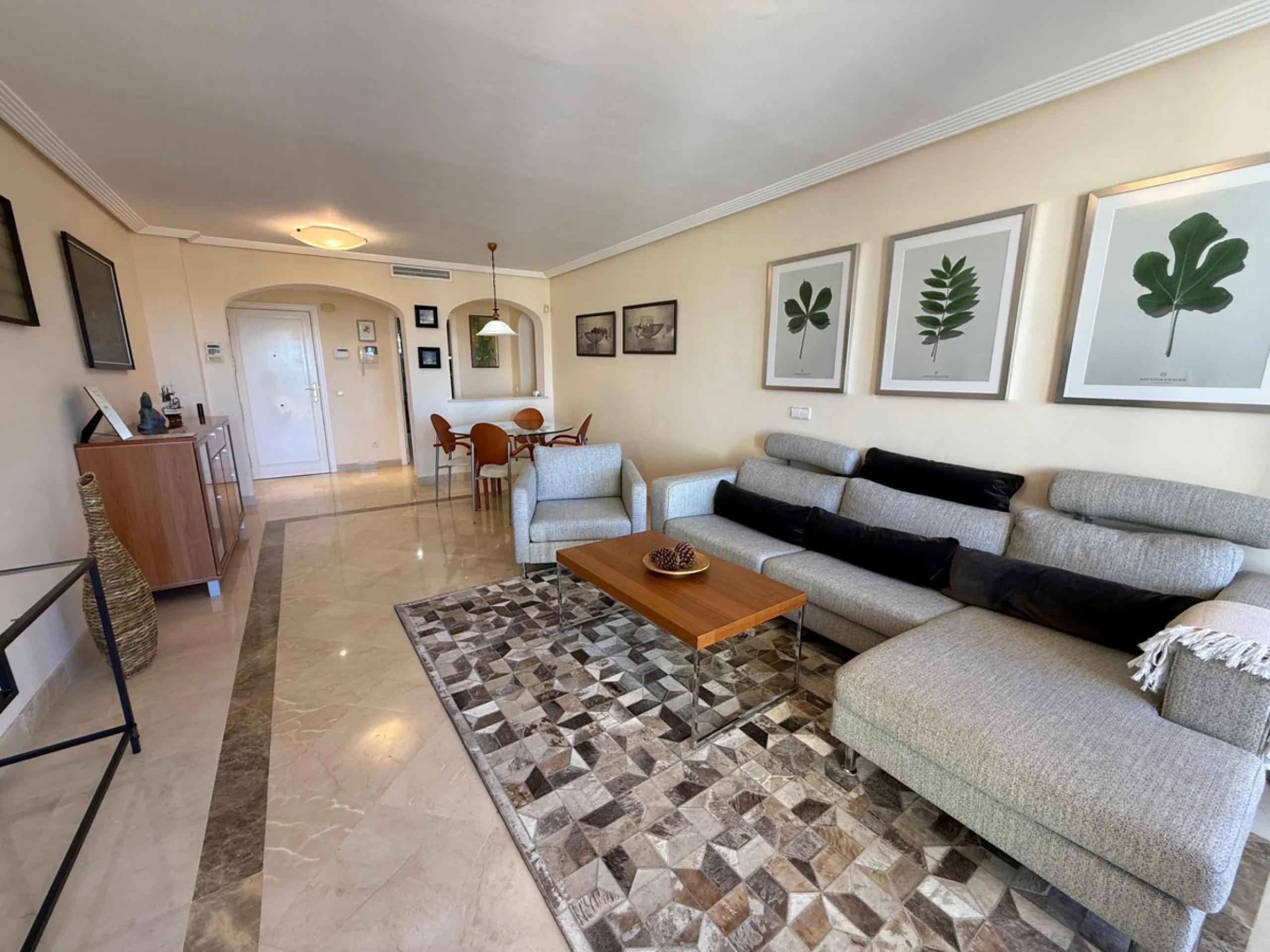 This southfacing 2 bedroom apartment is situated in the prestigous Los Arqueros Golf and Country Club complex. The apartment consists of 2 bedroom, 2 bathrooms, dining- living area, kitchen and a good size south facing terrace with views to the golf and s
