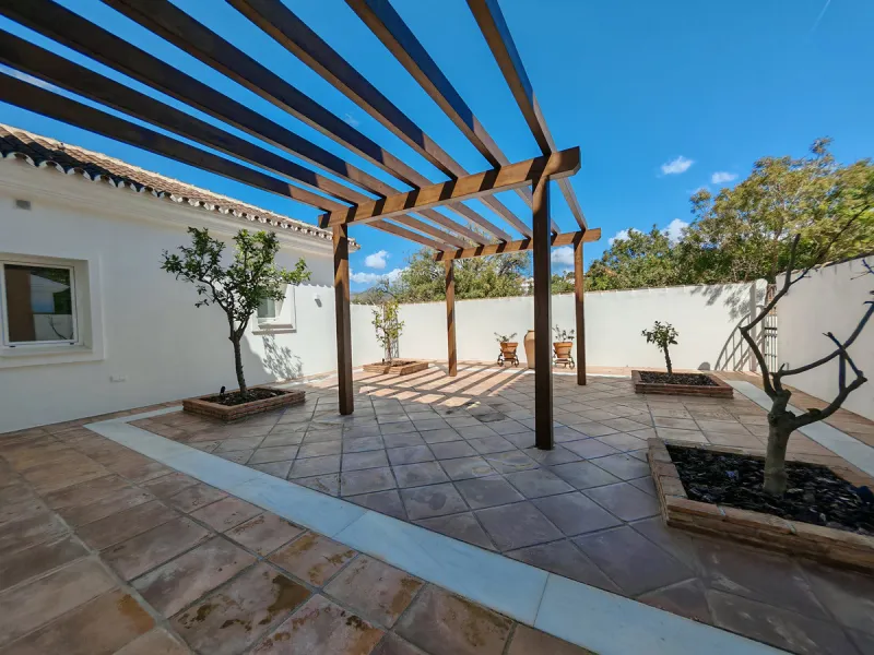 Villa for sale in Elviria, Marbella with 4 bedrooms, 4 bathrooms, 4 en suite bathrooms, 1 toilet and with orientation south, with private swimming pool, private garage and private garden. Regarding property dimensions, it has 327 m² built and 1,519 m² plo
