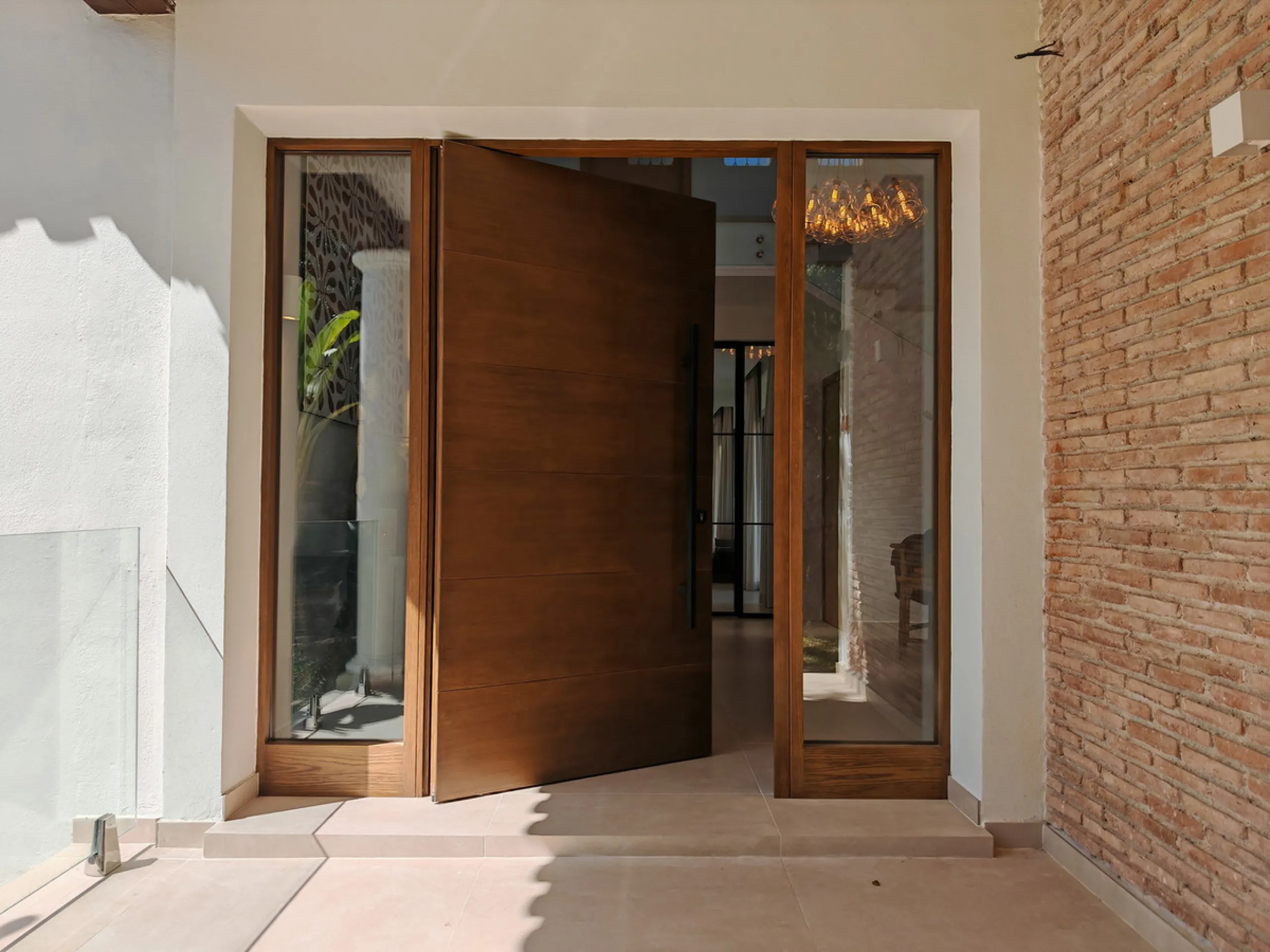 Villa for sale in Elviria, Marbella with 4 bedrooms, 4 bathrooms, 4 en suite bathrooms, 1 toilet and with orientation south, with private swimming pool, private garage and private garden. Regarding property dimensions, it has 327 m² built and 1,519 m² plo