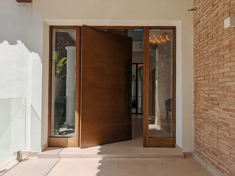 Villa for sale in Elviria, Marbella with 4 bedrooms, 4 bathrooms, 4 en suite bathrooms, 1 toilet and with orientation south, with private swimming pool, private garage and private garden. Regarding property dimensions, it has 327 m² built and 1,519 m² plo