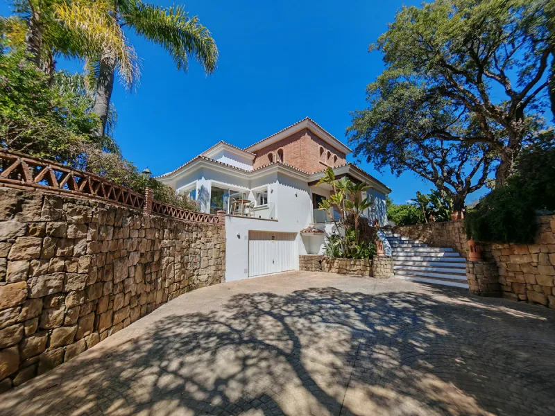 Villa for sale in Elviria, Marbella with 4 bedrooms, 4 bathrooms, 4 en suite bathrooms, 1 toilet and with orientation south, with private swimming pool, private garage and private garden. Regarding property dimensions, it has 327 m² built and 1,519 m² plo