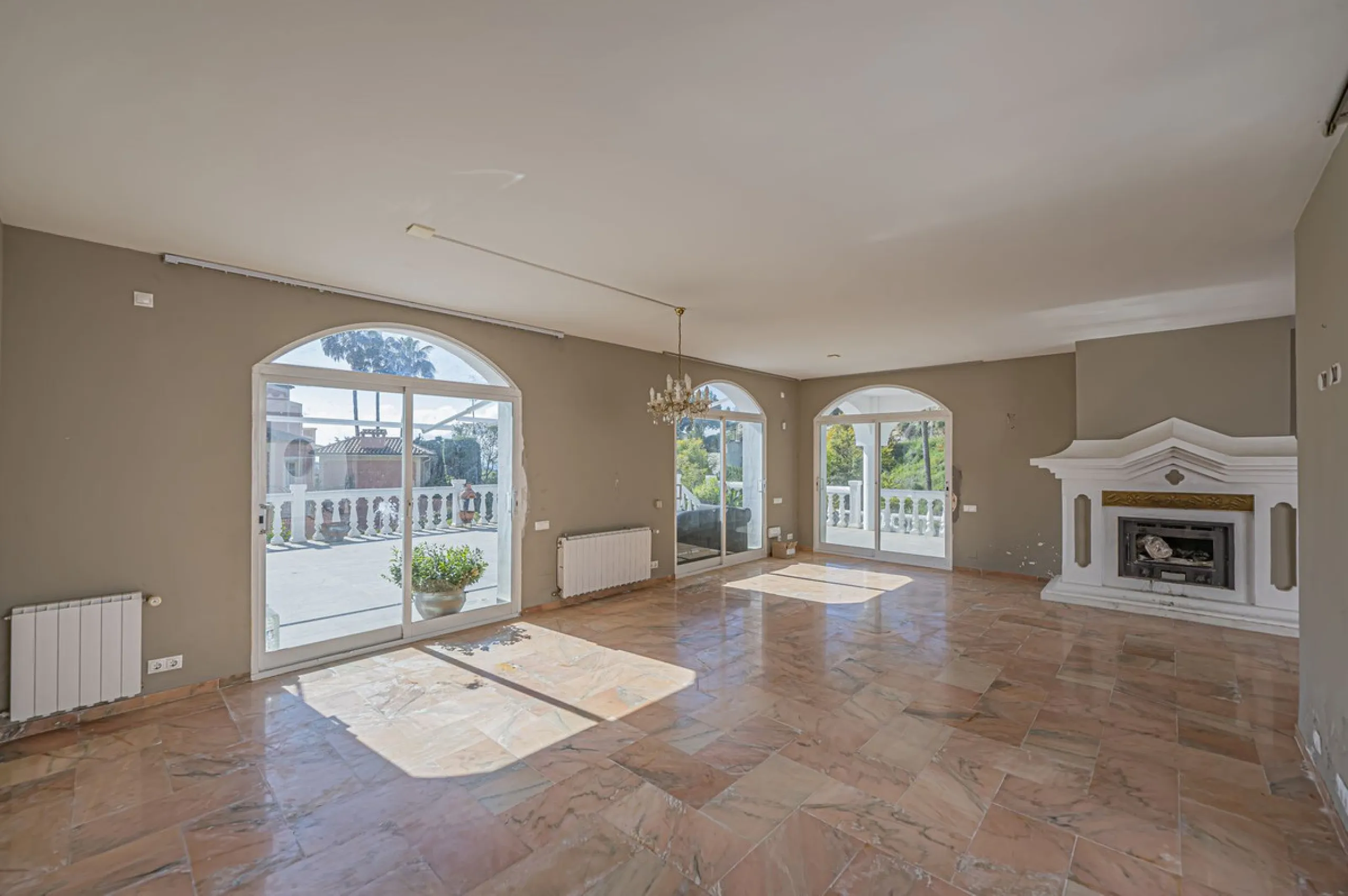 VILLA WITH GREAT POTENTIAL IN THE EXCLUSIVE EL PARAISO AREA