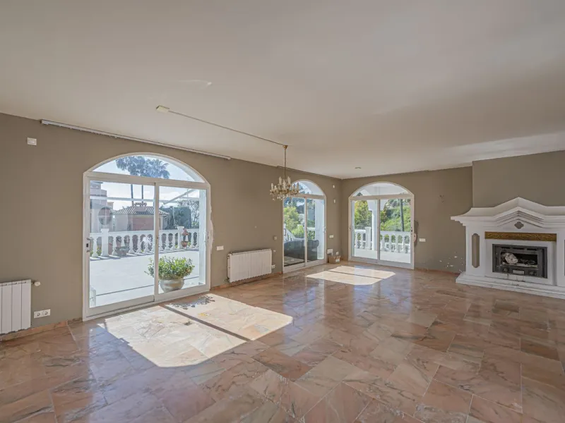 VILLA WITH GREAT POTENTIAL IN THE EXCLUSIVE EL PARAISO AREA