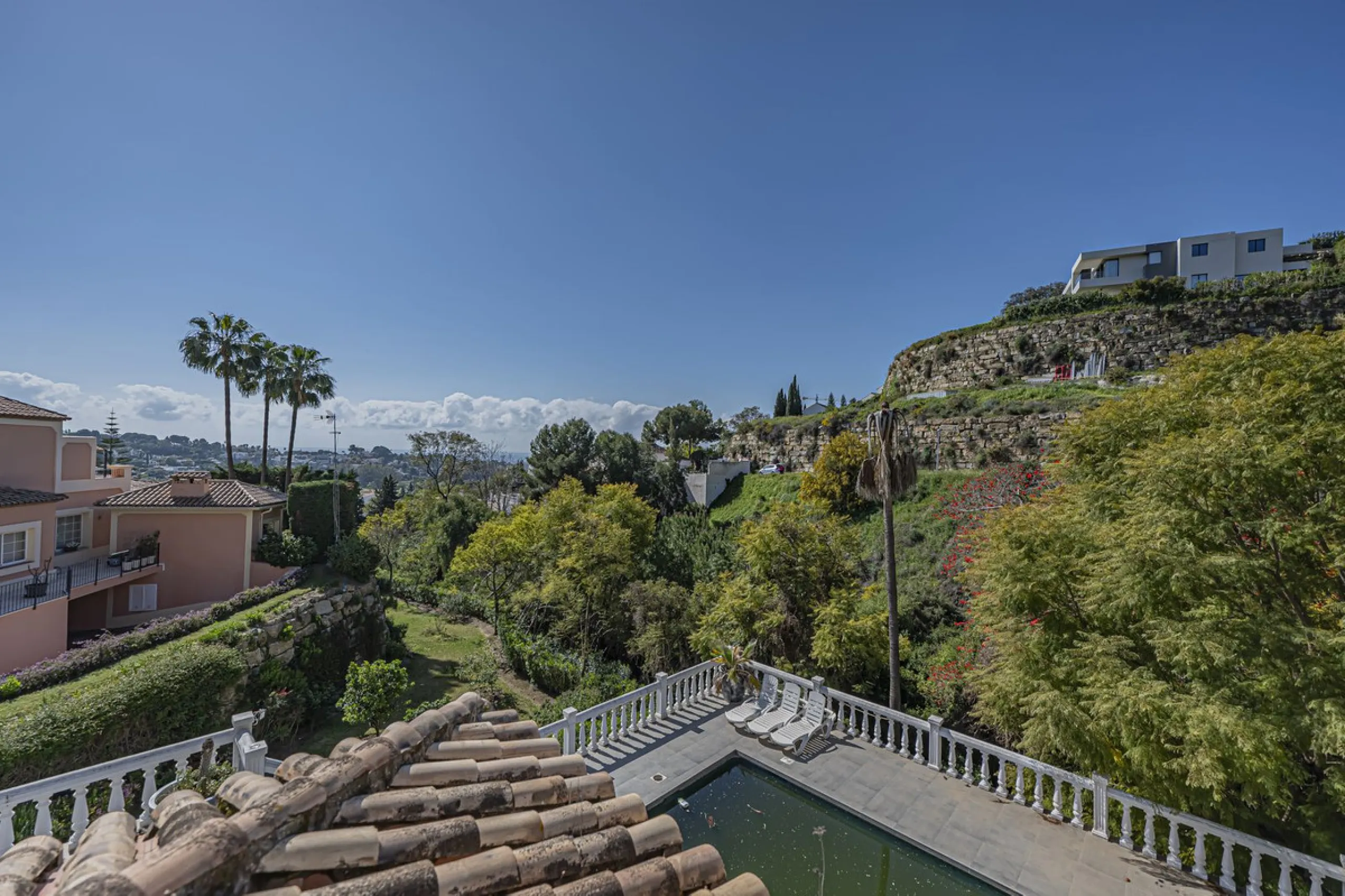 VILLA WITH GREAT POTENTIAL IN THE EXCLUSIVE EL PARAISO AREA