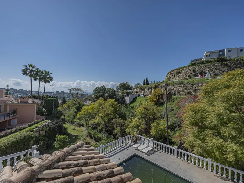 VILLA WITH GREAT POTENTIAL IN THE EXCLUSIVE EL PARAISO AREA