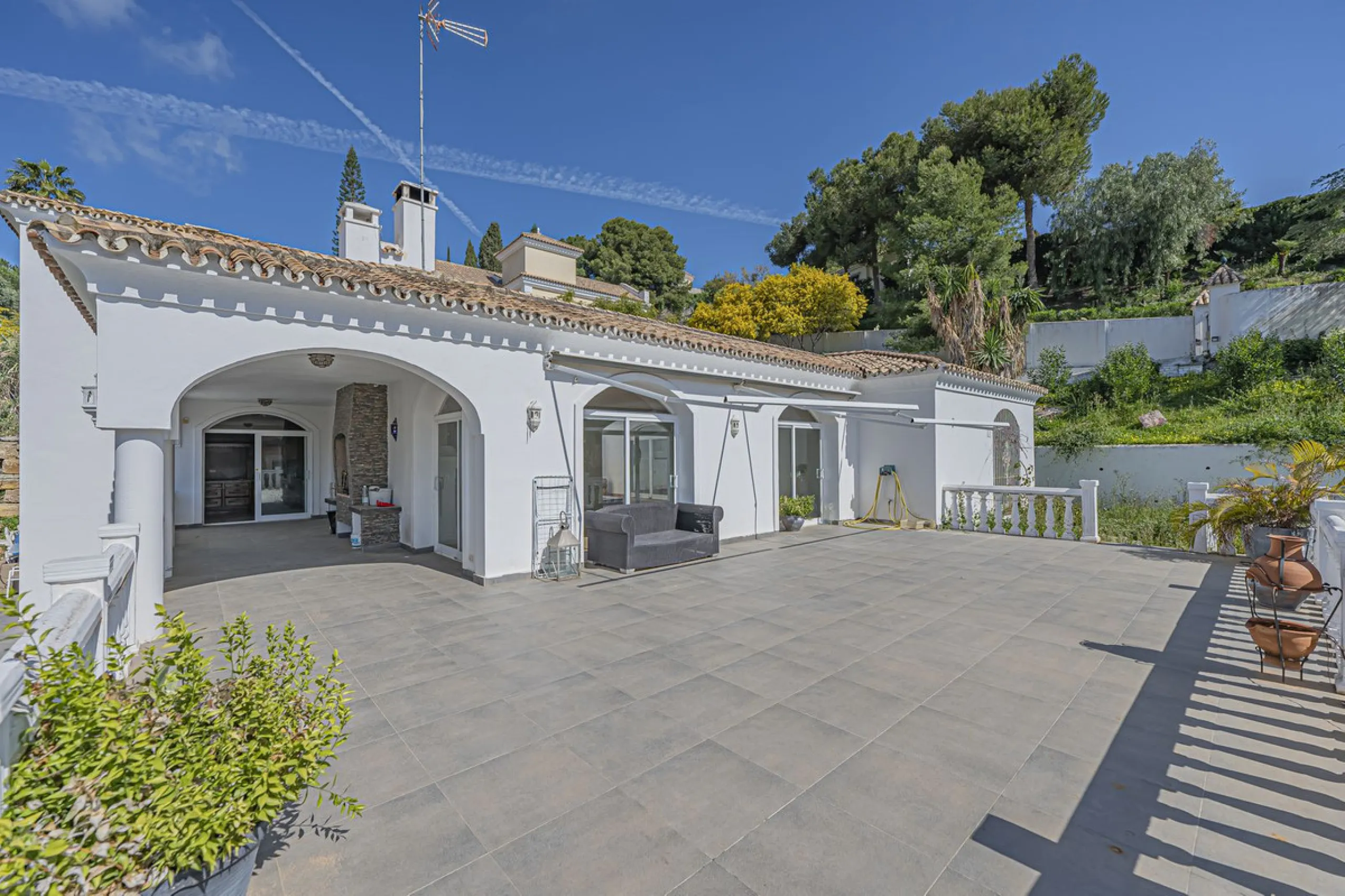 VILLA WITH GREAT POTENTIAL IN THE EXCLUSIVE EL PARAISO AREA