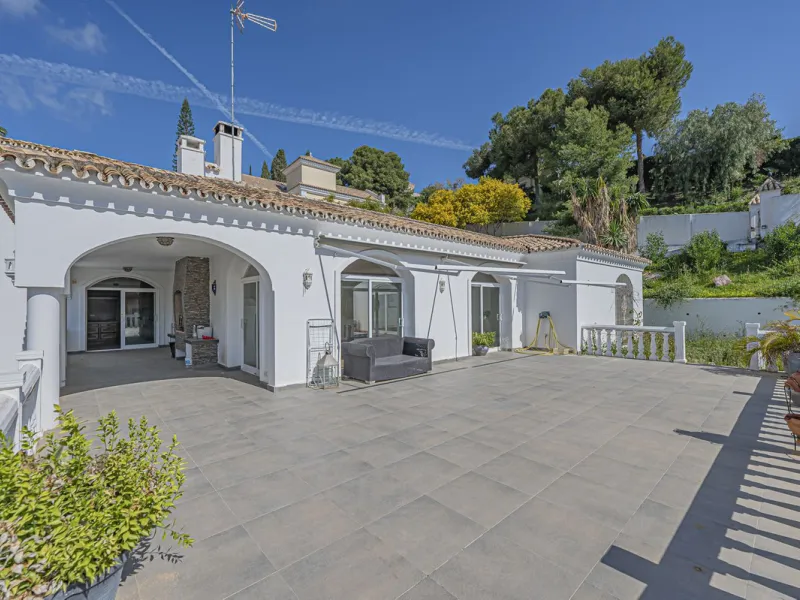 VILLA WITH GREAT POTENTIAL IN THE EXCLUSIVE EL PARAISO AREA