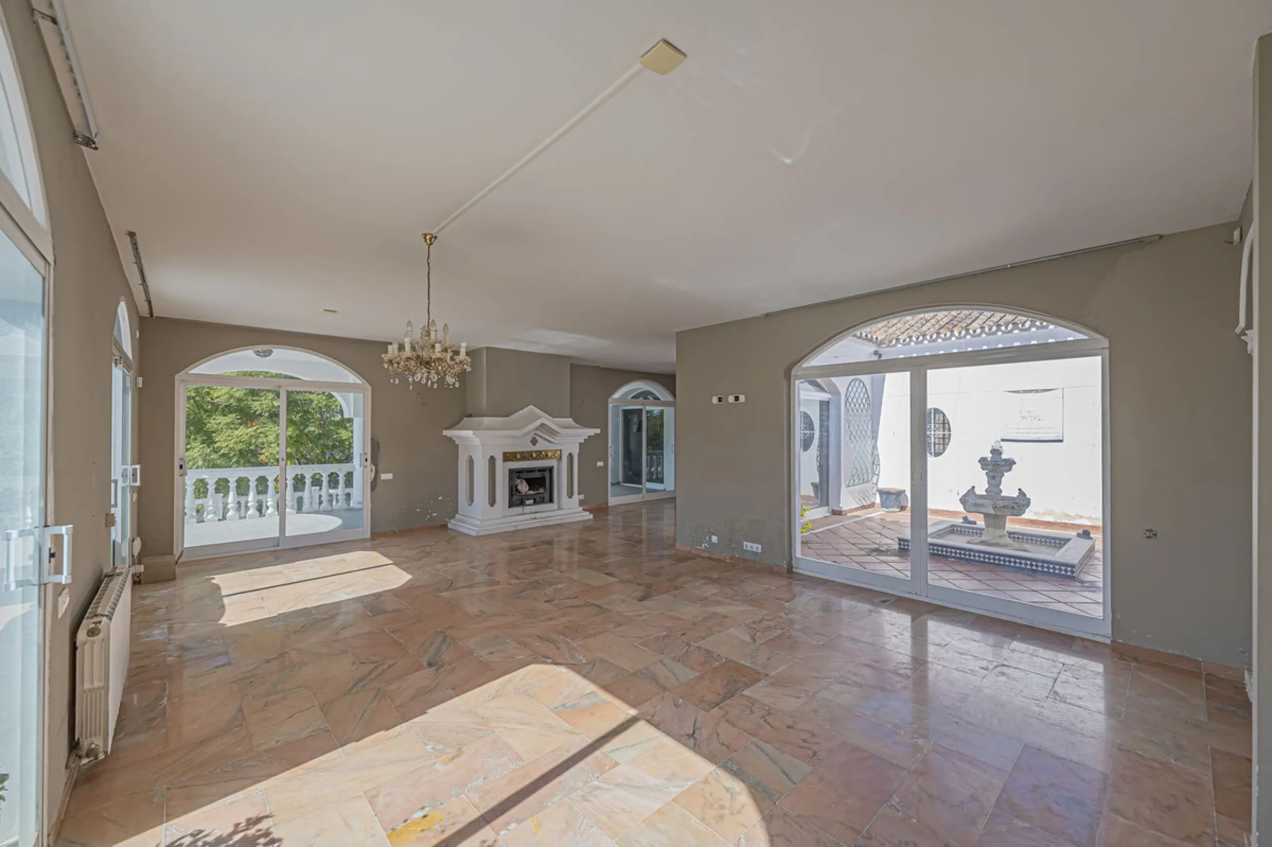 VILLA WITH GREAT POTENTIAL IN THE EXCLUSIVE EL PARAISO AREA