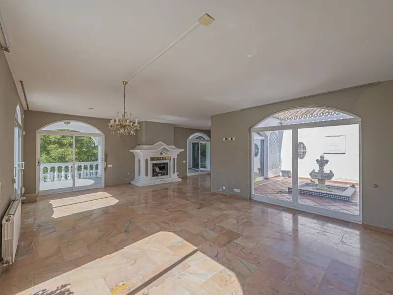 VILLA WITH GREAT POTENTIAL IN THE EXCLUSIVE EL PARAISO AREA