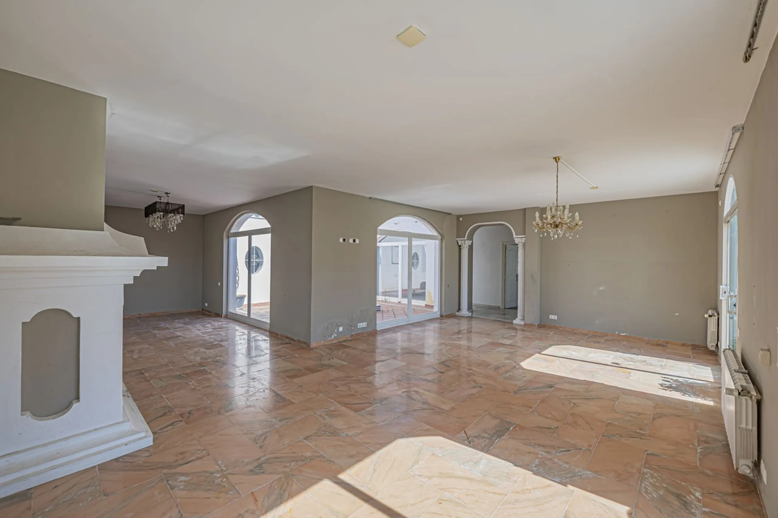 VILLA WITH GREAT POTENTIAL IN THE EXCLUSIVE EL PARAISO AREA