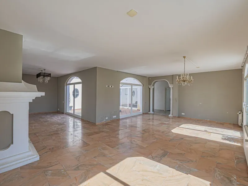 VILLA WITH GREAT POTENTIAL IN THE EXCLUSIVE EL PARAISO AREA